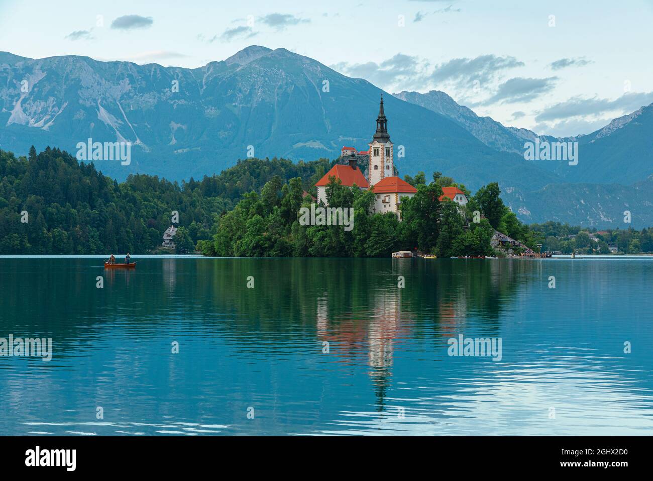 Bled Blick auf die Insel mit Kirche Mariä Himmelfahrt auf schönen See mit Boot in den Julischen Alpen, Slowenien. Reiseziel Stockfoto
