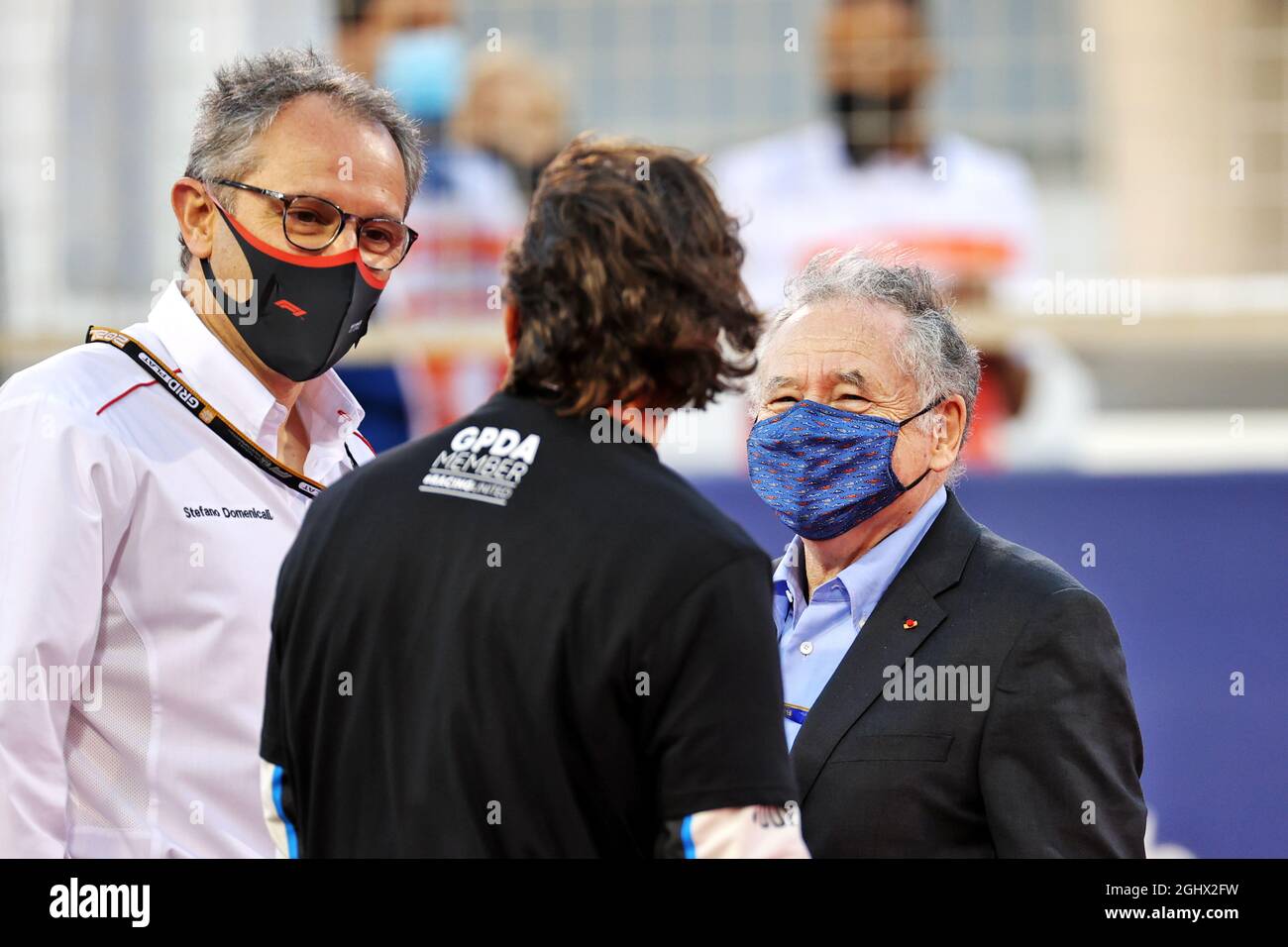 (L bis R): Stefano Domenicali (ITA) Formel-1-Präsident und CEO am Start mit Fernando Alonso (ESP) Alpine F1 Team und Jean Todt (FRA) FIA-Präsident. 28.03.2021. Formel-1-Weltmeisterschaft, Rd 1, Großer Preis Von Bahrain, Sakhir, Bahrain, Wettkampftag. Bildnachweis sollte lauten: XPB/Press Association Images. Stockfoto