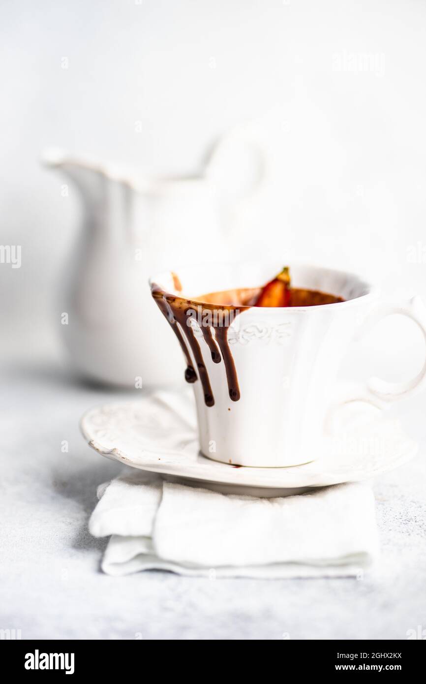Leere Tasse heiße Chilischokolade Stockfoto