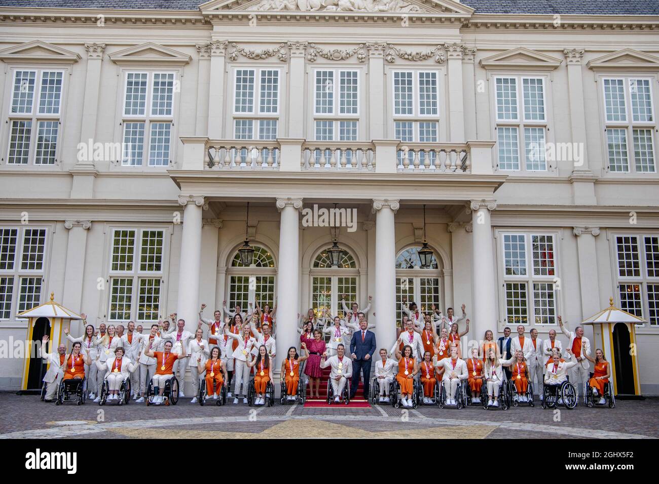 König Willem-Alexander und Prinzessin Margriet erhalten die Medaillengewinnerinnen der Sommer-Paralympics 2020 und die niederländischen Medaillengewinnerinnen der Sommer-Paralympics 2020 in Tokio im Noordeinde Palace in Den Haag. Premierminister Rutte und Staatssekretär Blokhuis nehmen an der Zeremonie Teil. ROBIN UTRECHT niederlande der niederländische König Willem-Alexander und Prinzessin Margriet erhalten am 7. September 2021 in Tokio die Medaillengewinnerinnen der Sommer-Paralympics 2020 und die niederländischen Medaillengewinnerinnen der Sommer-Paralympics 2020 im Noordeinde Palace in Den Haag, Niederlande. Premierminister Rutte und Staatssekretär Blokhuis nehmen an der Veranstaltung Teil Stockfoto