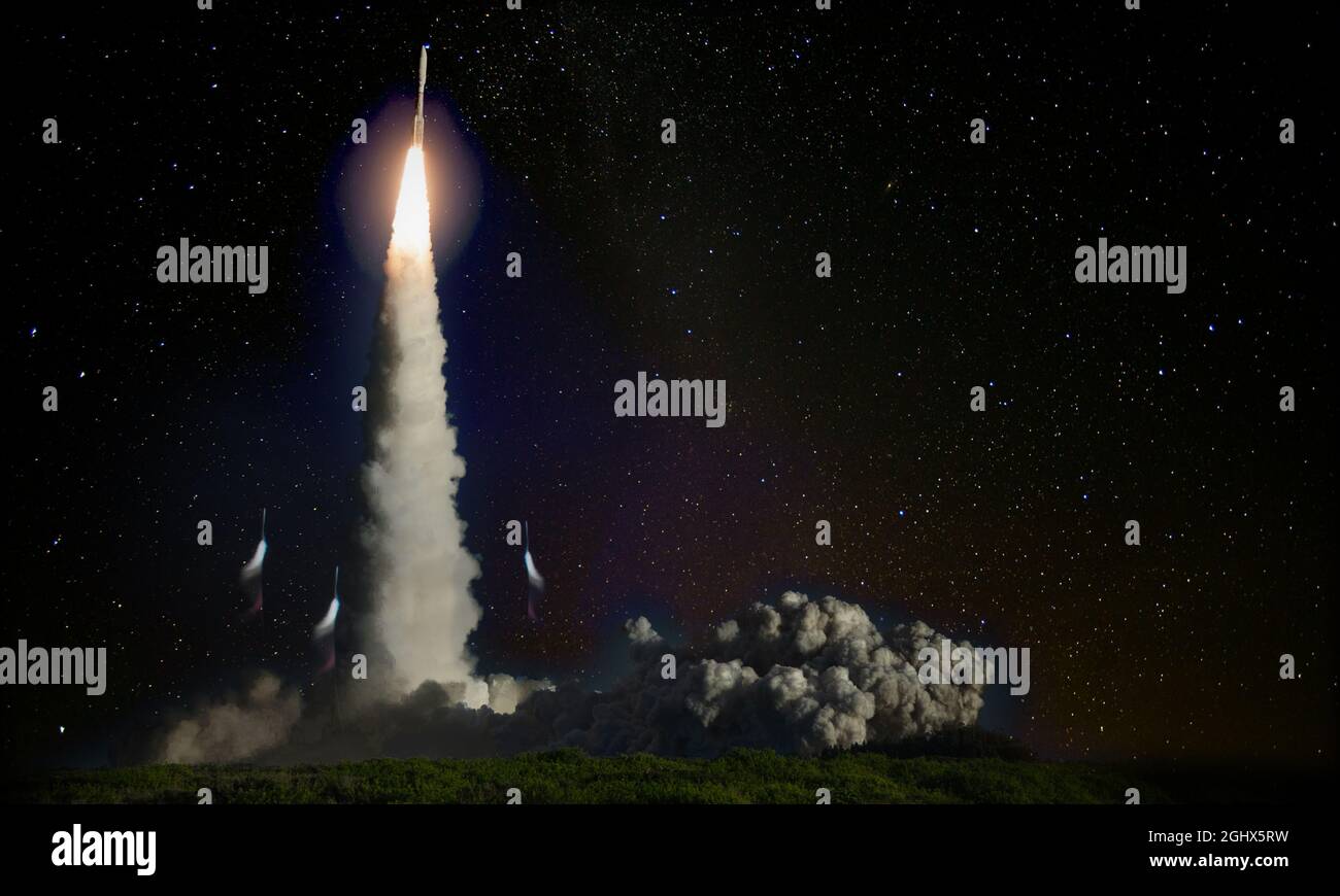 Raketenstart in der Nacht. Elemente dieses Bildes, die von der NASA eingerichtet wurden. Stockfoto
