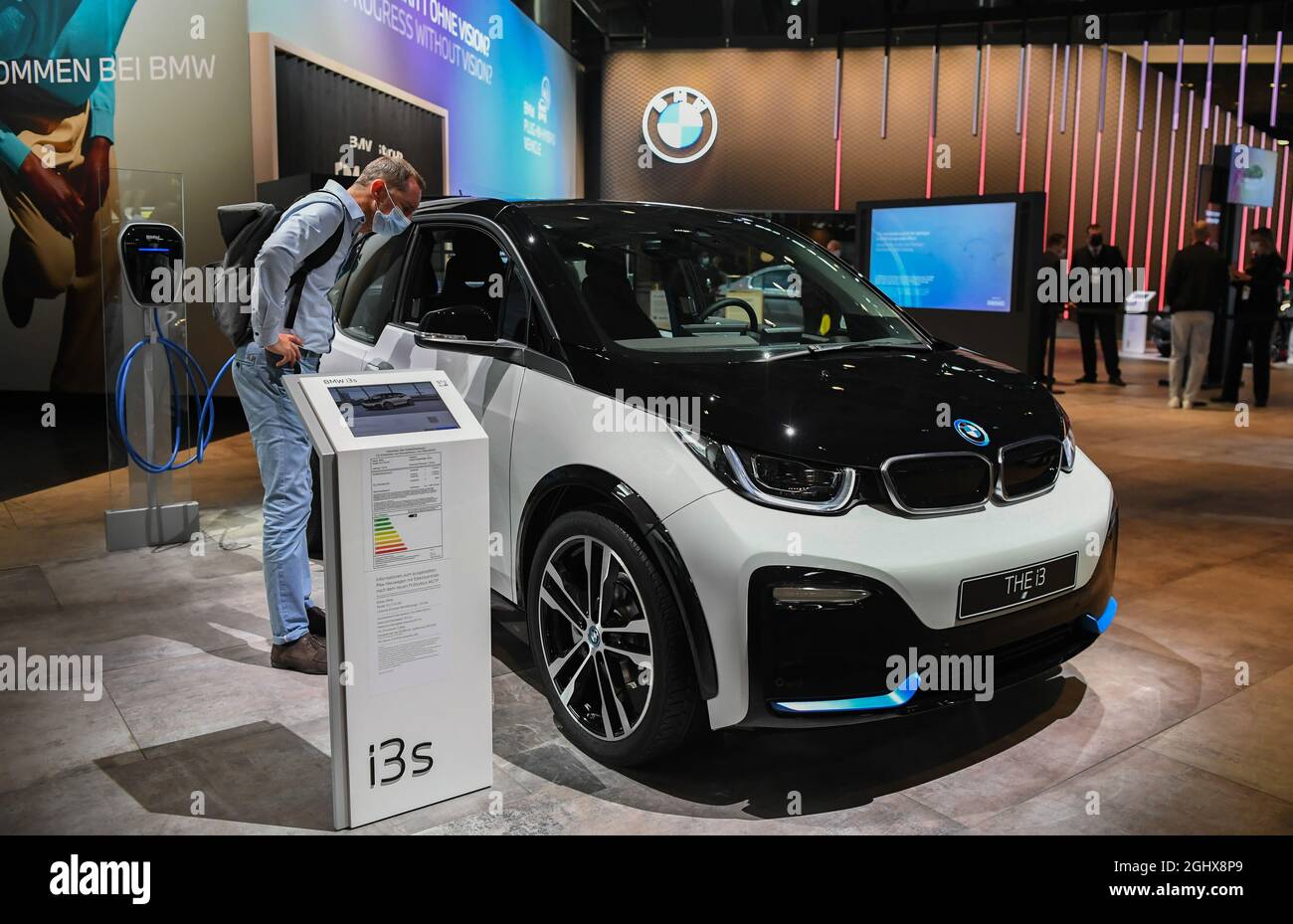 (210907) -- MÜNCHEN, 7. September 2021 (Xinhua) -- Ein BMW i3s ist auf der Internationalen Automobil-Ausstellung (IAA) in München, Deutschland, am 7. September 2021 zu sehen. Am Dienstag startete die IAA mit dem Slogan „What will move US next“. (Xinhua/Lu Yang) Stockfoto