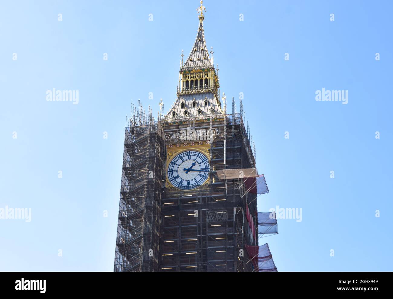 London, Großbritannien. September 2021. Das Zifferblatt von Big Ben wurde enthüllt, während die Renovierungsarbeiten fortgesetzt werden. Stockfoto