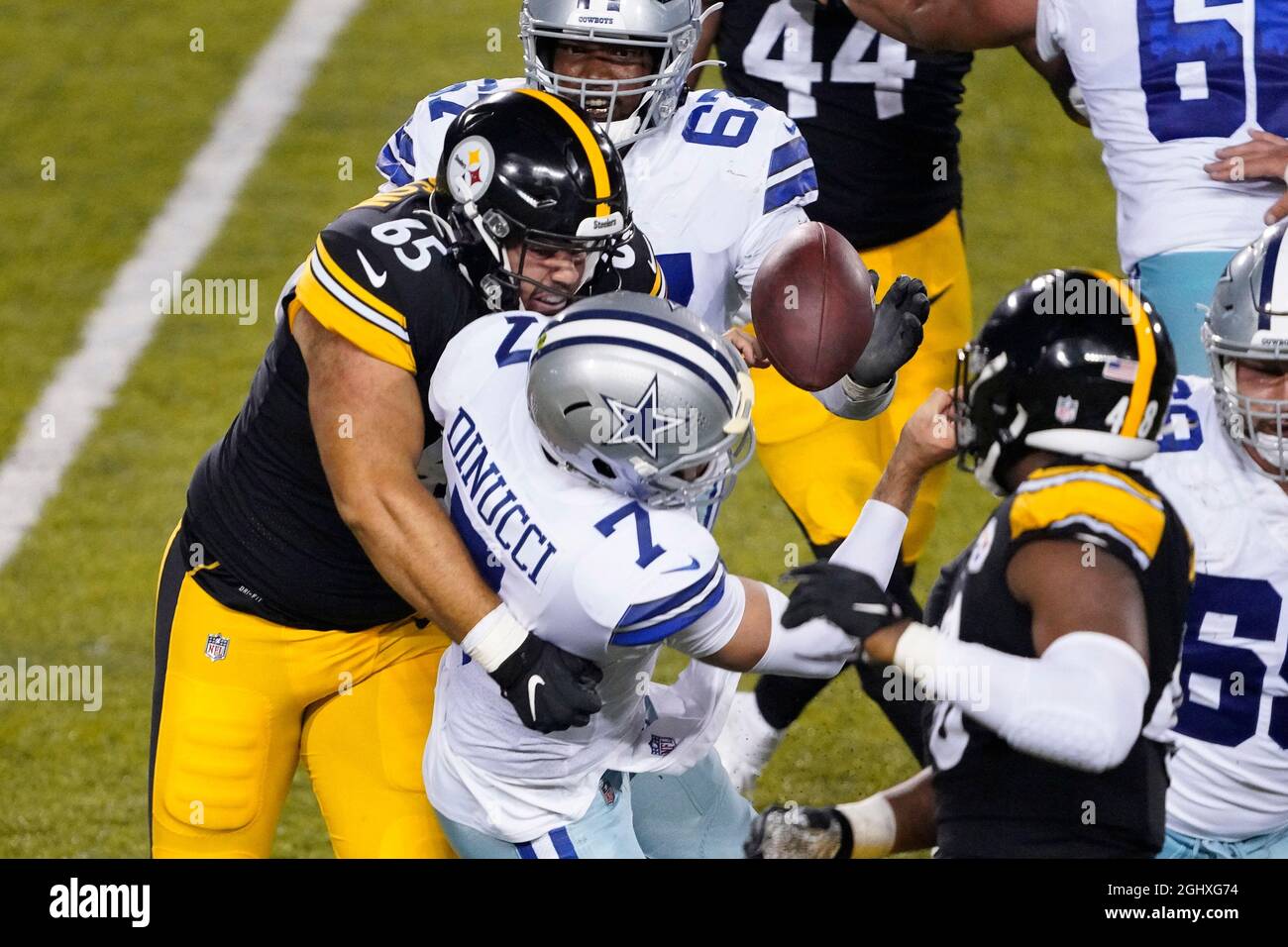 Dallas Cowboys Quarterback Ben Dinucci (7) kämpft während der Pro Football Hall of Fame gegen Dan Moore Jr. (65) von Pittsburgh Steelers Stockfoto