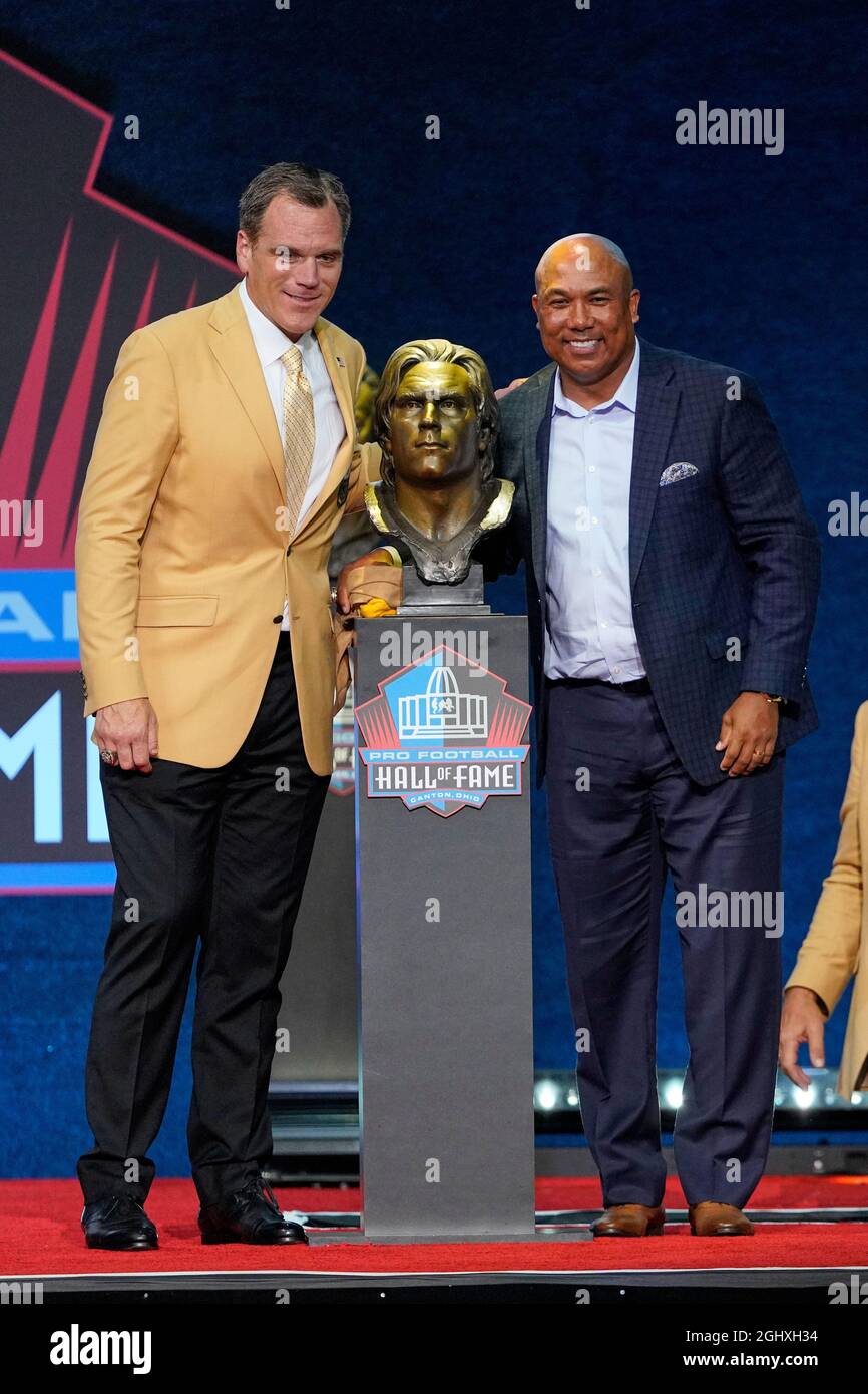Der Einverleiher Alan Faneca und Moderator Hines ward posieren mit der Büste von Faneca während der Pro Football Hall of Fame Class of 2021-Festschreibung, Sonntag, Au Stockfoto