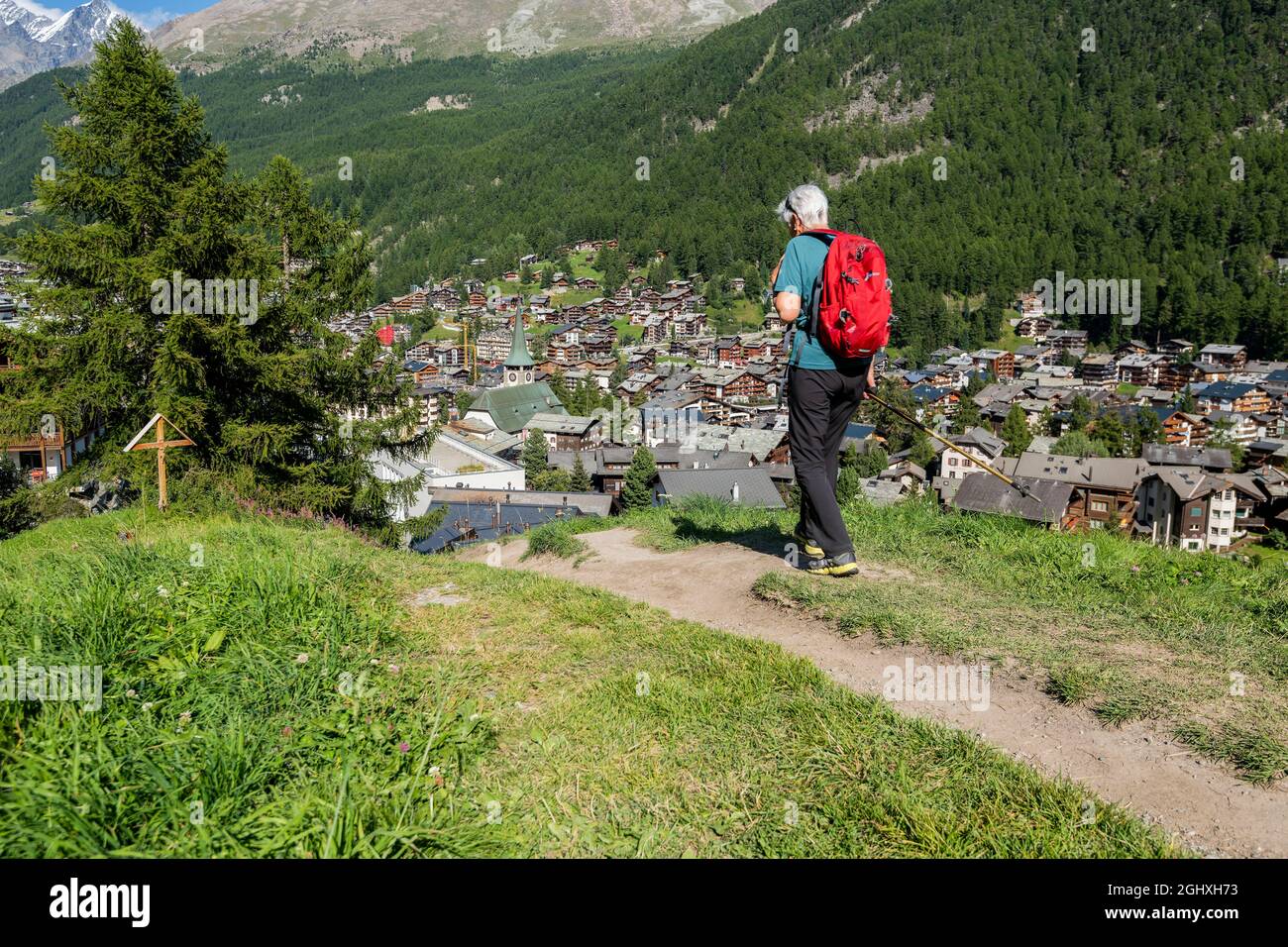 Alleinreisende Frau auf einem Weg, Zermatt, Wallis, Schweiz Stockfoto
