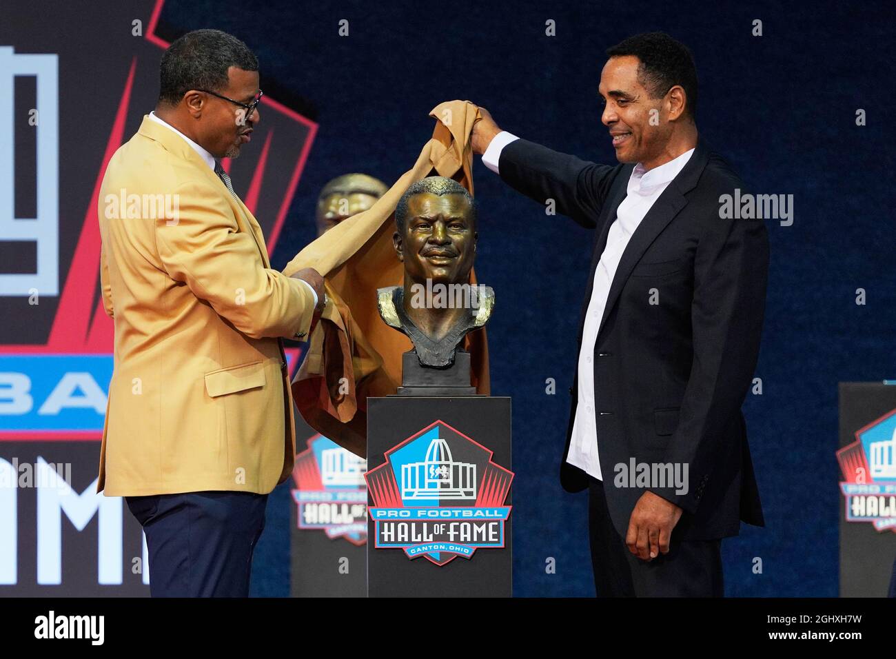 Das 2020-köpfige Mitglied Steve Atwater (links) und Moderator Dennis Smith (rechts) enthüllt seine Büste während der Pro Football Hall of Fame Class of 2020 Enshr Stockfoto