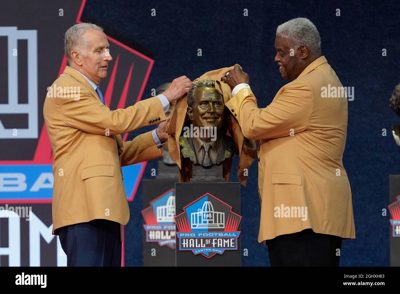 Der ehemalige nfl-kommissar und 2020-Klasse-Mitglied Paul Tagliabue (links) und der Moderator Art Shell (rechts) enthüllen die Büste von Tagliabue während der Pro Footba Stockfoto