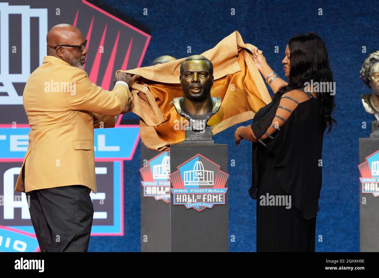 Das 2020-köpfige Mitglied Donnie Shell (links) und der Moderator April Shell (rechts) enthüllt seine Büste während der Pro Football Hall of Fame Class of 2020 Enshrin Stockfoto