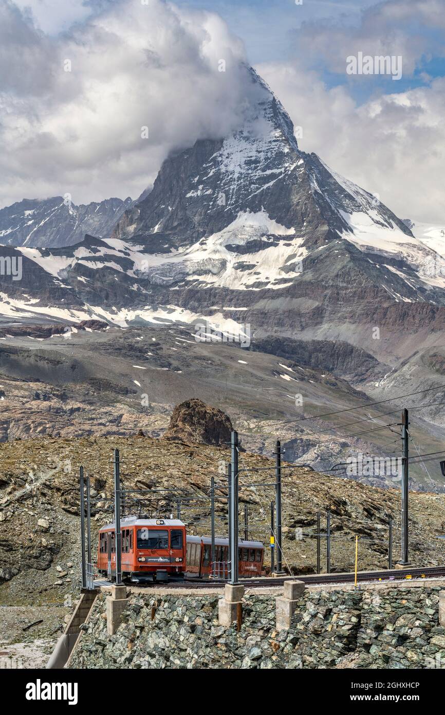 Zug entlang der Gornergrat-Bergbahn mit Matterhorn im Hintergrund, Zermatt, Wallis, Schweiz Stockfoto