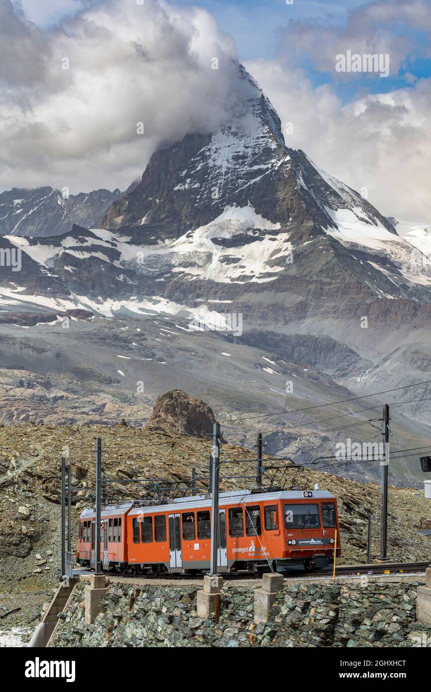 Zug entlang der Gornergrat-Bergbahn mit Matterhorn im Hintergrund, Zermatt, Wallis, Schweiz Stockfoto