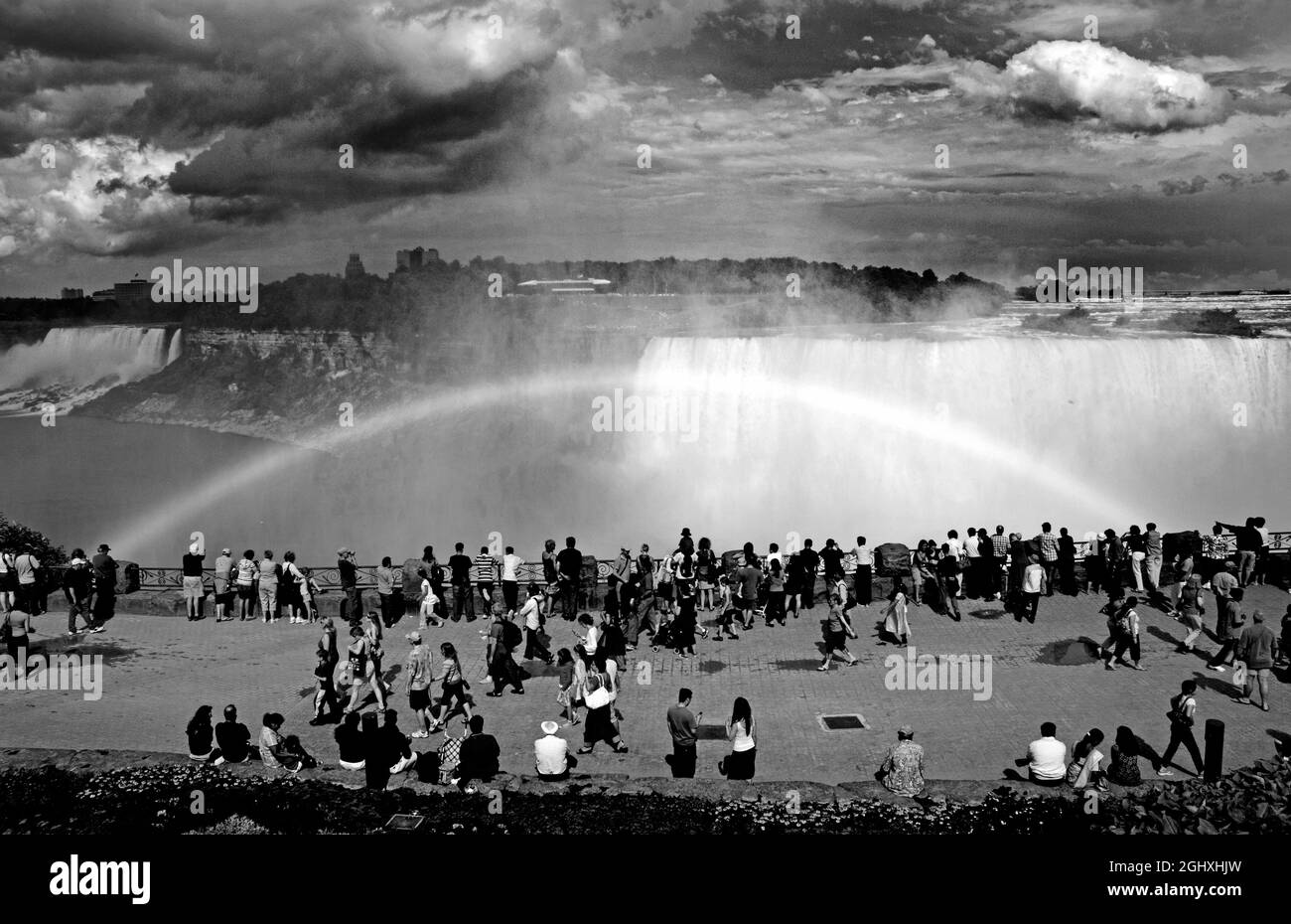 Touristische Menschenmenge beobachten ein Regenbogen am Niagara Falls, Ontario, Kanada Stockfoto