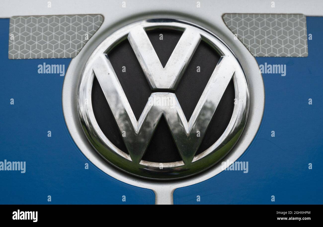 Stuttgart, Deutschland. Mai 2021. Das VW-Logo ist auf dem Kofferraumdeckel  eines Volkswagen Caddy Diesel (Euro 5 Standard mit Erstzulassung im Mai  2015) der Stuttgarter Polizei-Hundekader zu sehen. Quelle: Marijan  Murat/dpa/Alamy Live News