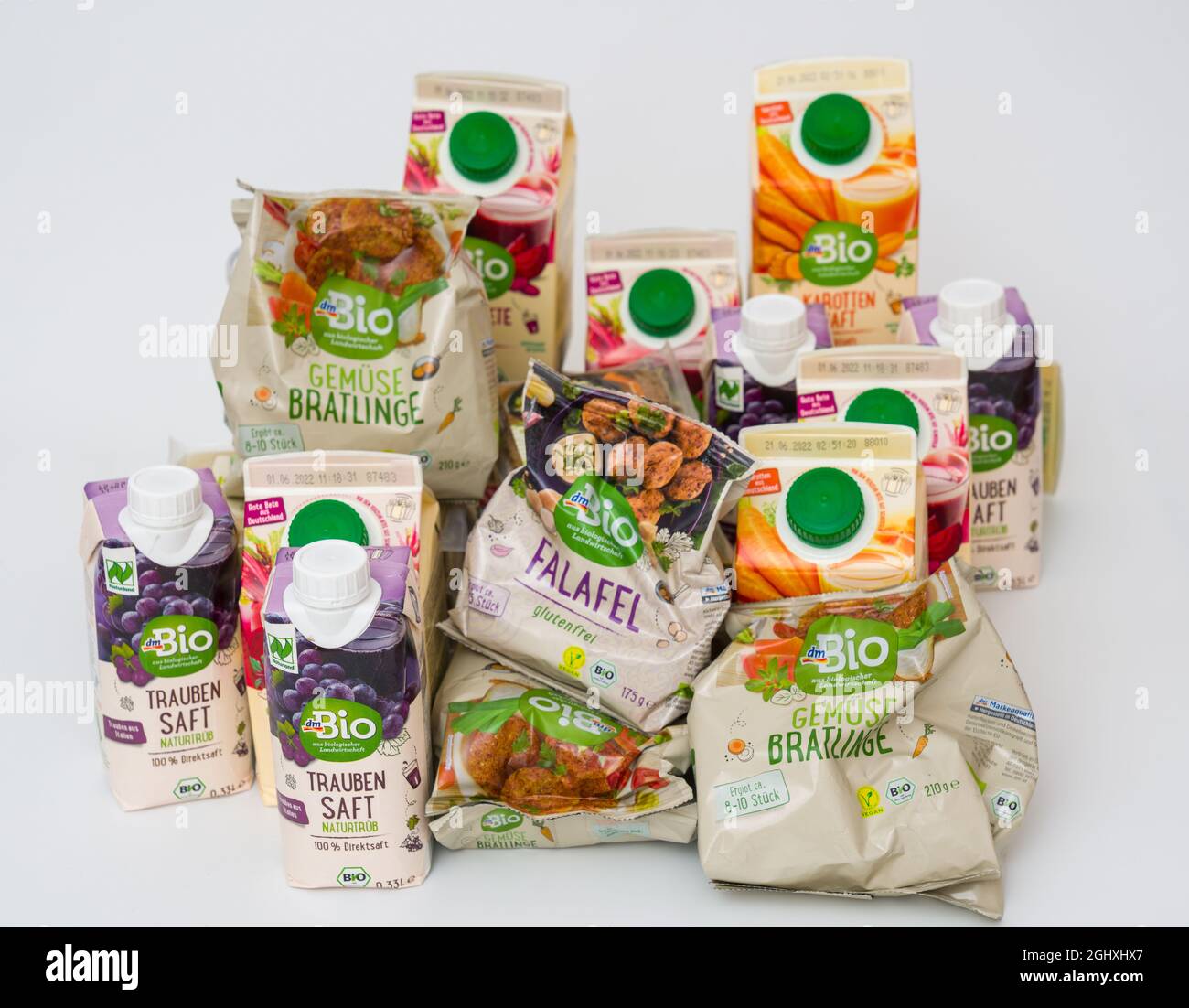 Berlin. Deutschland März 20.2021: Vegetarische Produkte aus dem Supermarkt DM markiert Bio Stockfoto