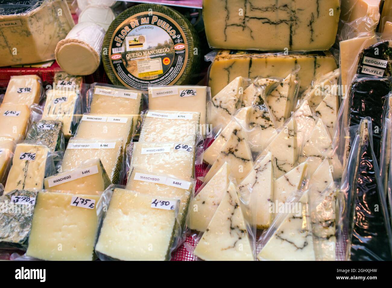 Barcelona, Spanien. Juli 2018. Käse wird in La Boqueria ausgestellt - einem großen öffentlichen Markt, einem der beliebtesten Touristenattraktionen Barcelonas. Stockfoto