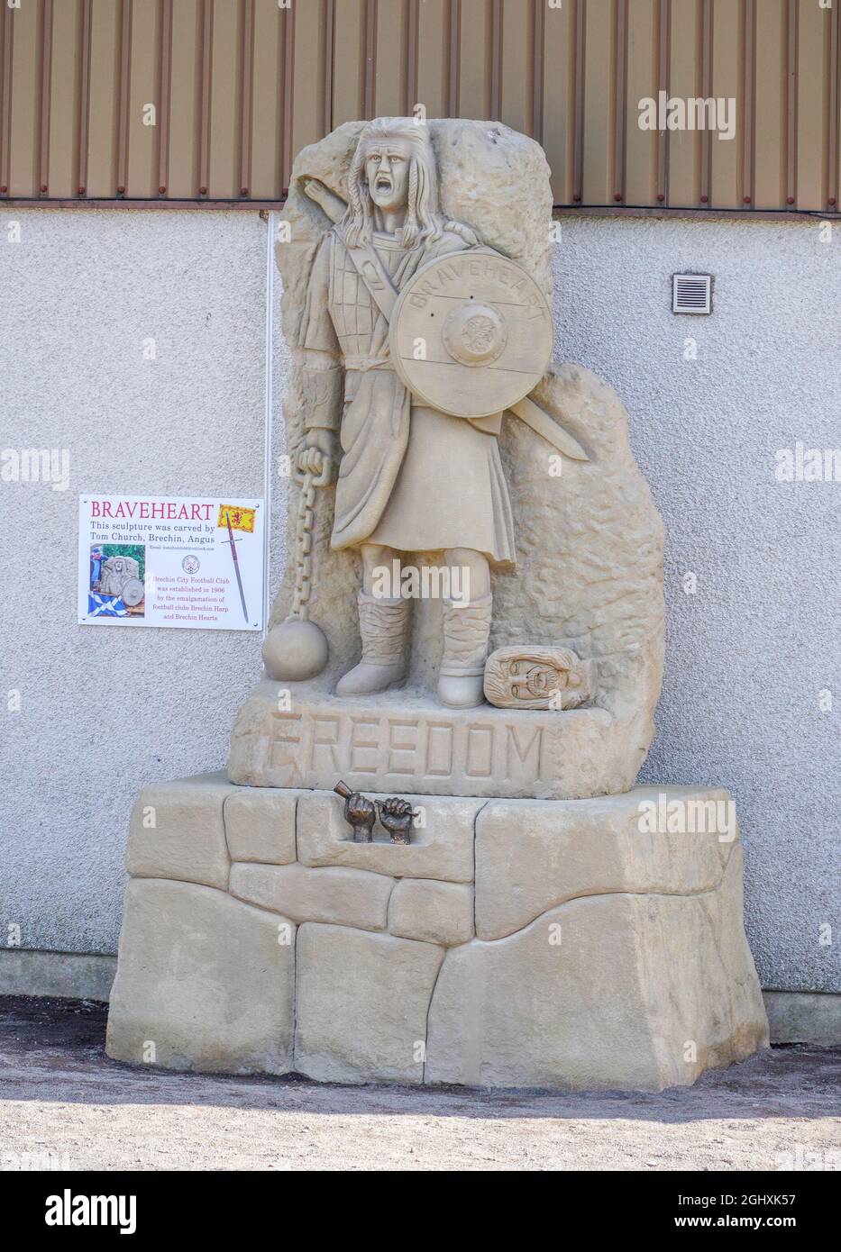 Brechin City Football Club Stadium, Brechin, Angus, Schottland, 7. September 2021: Eine Skulptur von William Wallace befindet sich vor dem Hauptstand des Brechin Football Club. Geschnitzt von Tom Church. Kredit: Stable Air Media/ Alamy Live Nachrichten Stockfoto