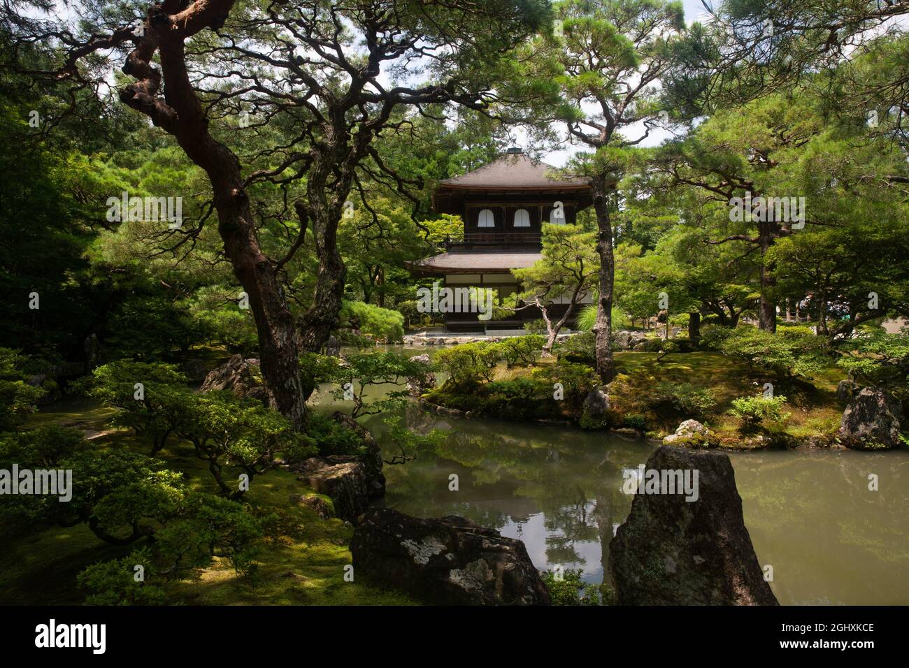 Ginkaku-ji. Der Garten ist sorgfältig ausbalanciert, so dass Architektur und Natur natürlich im Einklang miteinander stehen. Stockfoto