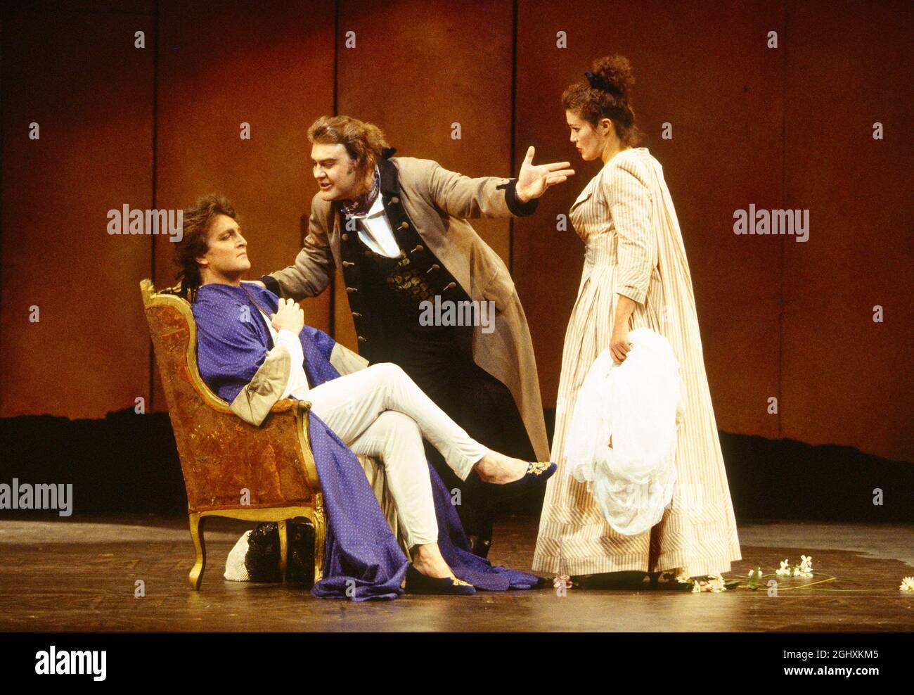 l-r: Jeffrey Black (Count Almaviva), Bryn Terfel (Figaro), Sylvia McNair (Susanna) in LE NOZZE DI FIGARO an der Royal Opera, Covent Garden, London WC2 25/04/1994 Musik: Wolfgang Amadeus Mozart Libretto: Lorenzo Da Ponte Leitung: Harmut Haenchen Bühnenbild: Xenia Hausner Kostüme: Peter Pabst Beleuchtung: Franz David Regie: Johannes Schaaf Stockfoto