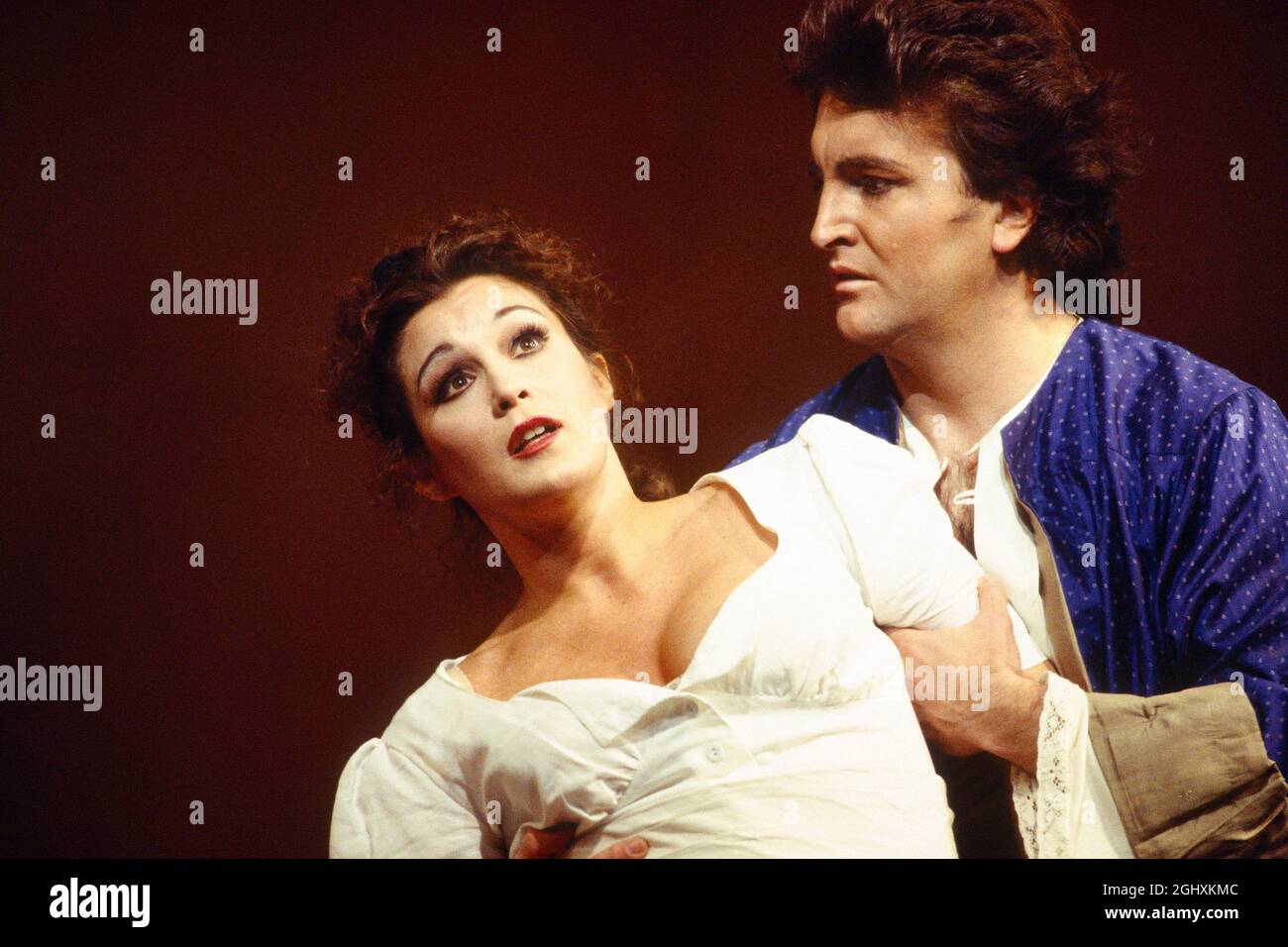 Sylvia McNair (Susanna), Jeffrey Black (Count Almaviva) in LE NOZZE DI FIGARO an der Royal Opera, Covent Garden, London WC2 25/04/1994 Musik: Wolfgang Amadeus Mozart Libretto: Lorenzo Da Ponte Leitung: Harmut Haenchen Bühnenbild: Xenia Hausner Kostüme: Peter Pabst Beleuchtung: Franz David Regie: Johannes Schaaf Stockfoto