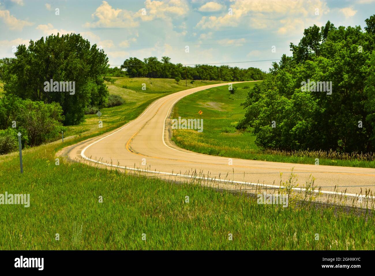 Leerer Landweg in ein ruhiges, friedliches Hinterland des ländlichen Amerikas. Stockfoto