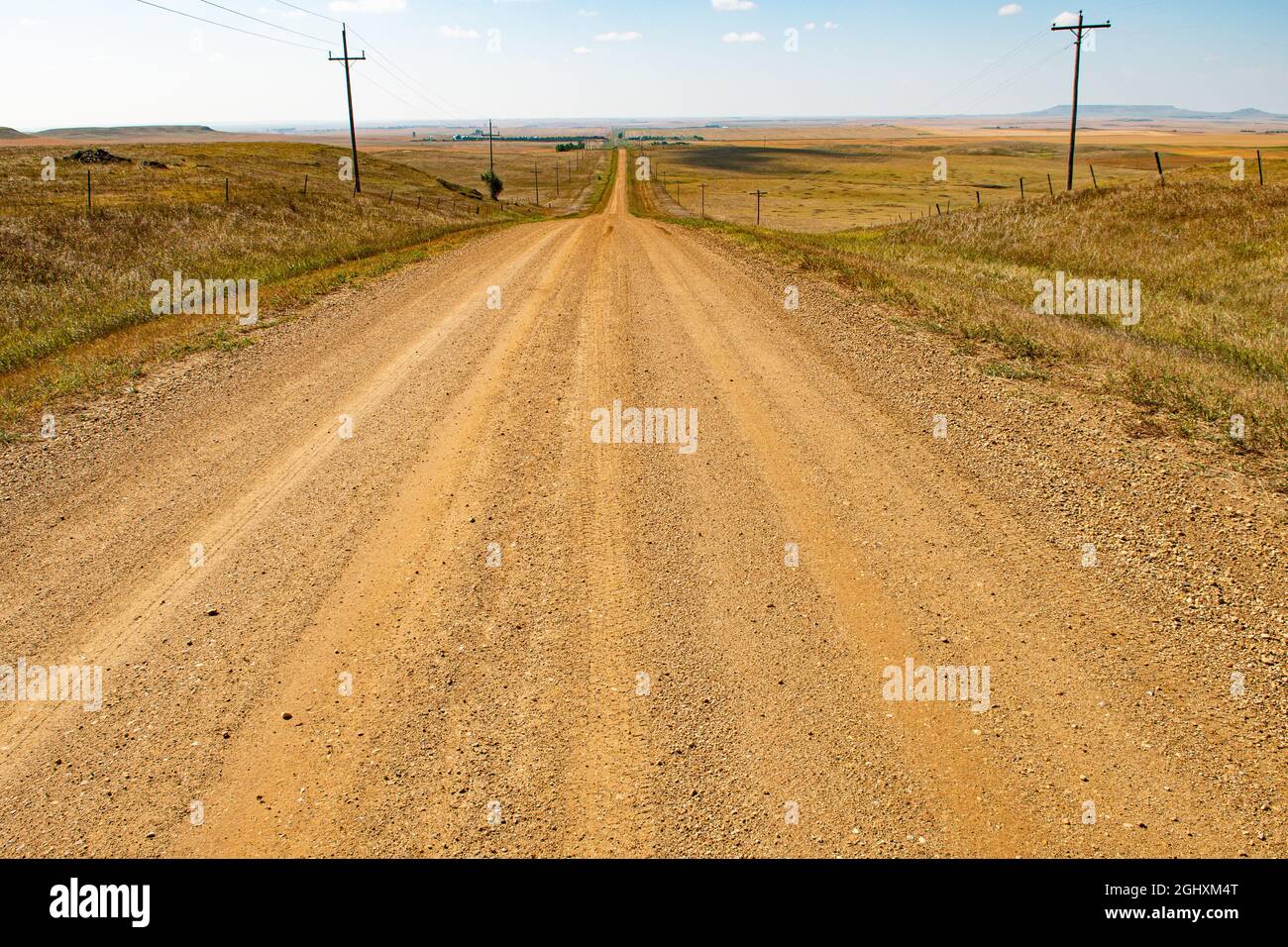 Leerer Landweg in ein ruhiges, friedliches Hinterland des ländlichen Amerikas. Stockfoto