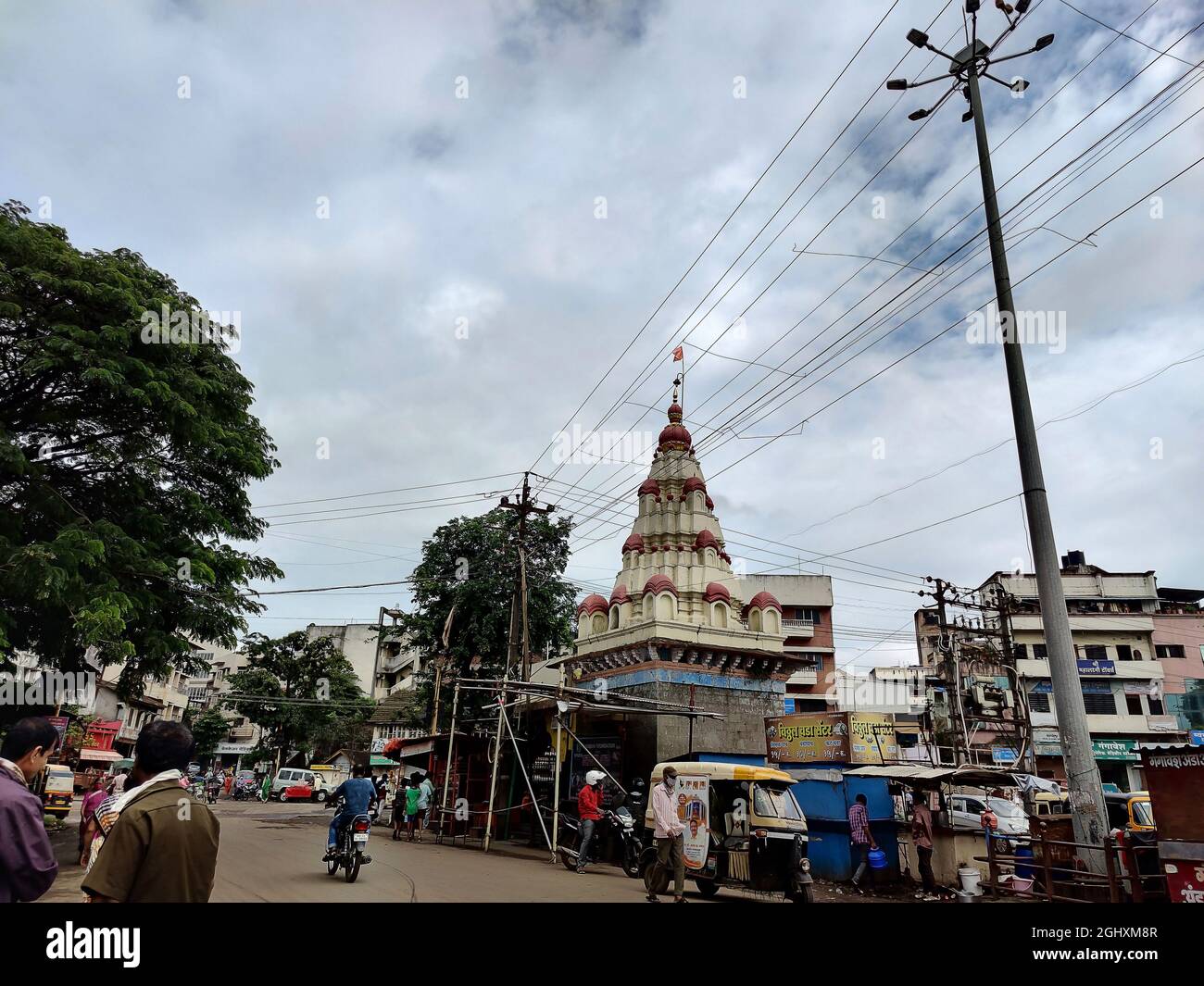 KOLHAPUR, INDIEN - 16. Jul 2021: Ein Hindu-Tempel im dravidischen Stil, der sich mitten im städtischen Marktgebiet in Kolhapur, Indien, befindet Stockfoto