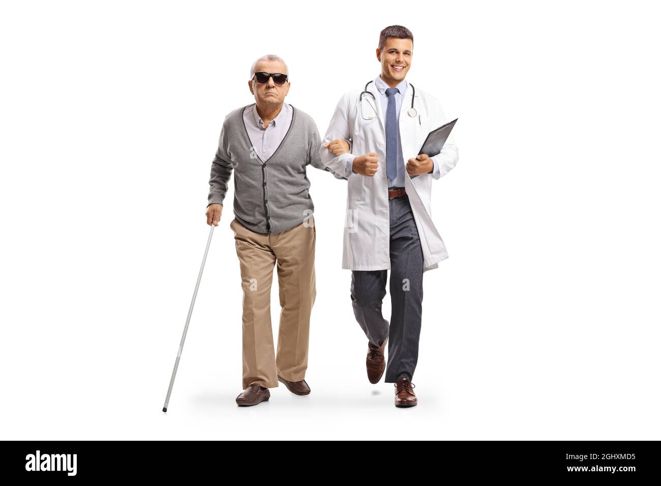 Junger männlicher Arzt, der mit einem älteren blinden Mann auf weißem Hintergrund isoliert geht Stockfoto