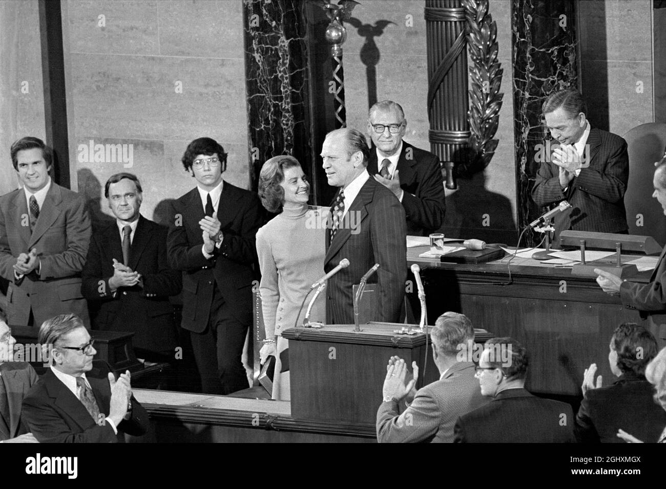 Betty Ford auf der gemeinsamen Kongresssitzung, in der Kammer des Repräsentantenhauses, wegen der Vereidigung ihres Mannes, des Vizepräsidenten Gerald Ford, Washington, D.C., USA, Warren K. Leffler, 6. Dezember 1973 Stockfoto