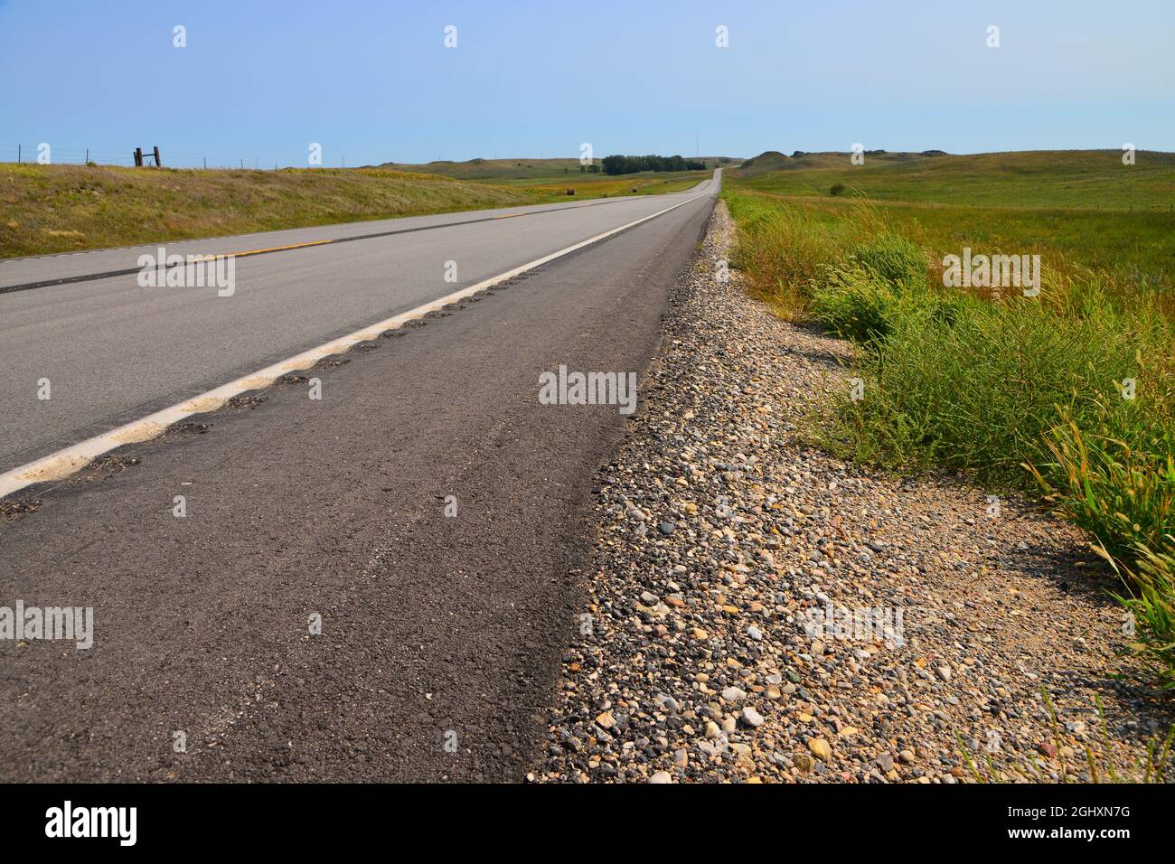Leerer Landweg in ein ruhiges, friedliches Hinterland des ländlichen Amerikas. Stockfoto