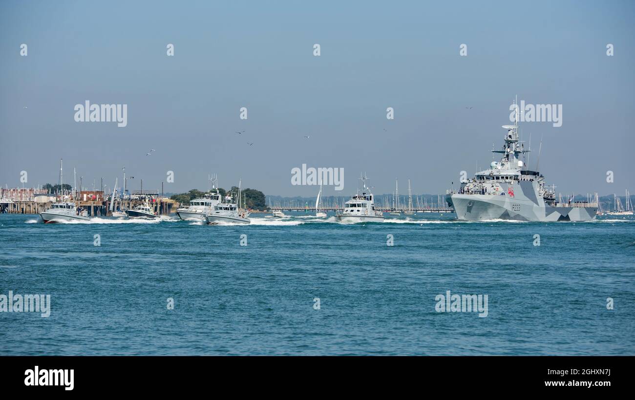 HMS Tamar (P233) verlässt Portsmouth, Großbritannien, am 7. September 2021, um für mindestens fünf Jahre in den Indo-pazifik-Raum eingesetzt zu werden. Stockfoto