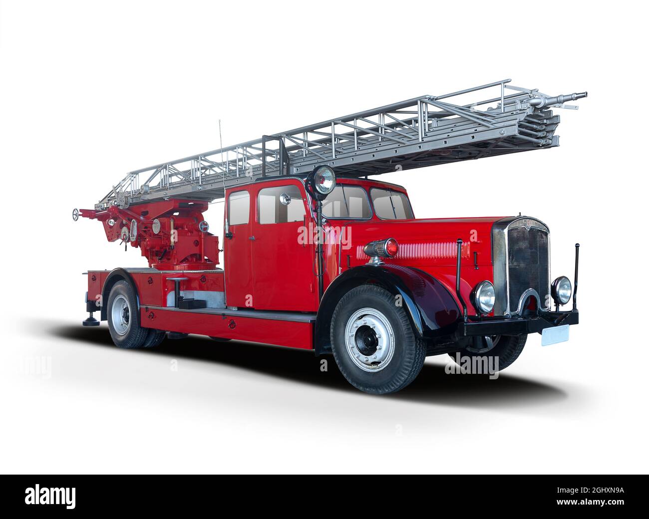 Klassischer Feuerwehrwagen mit Leiter isoliert auf weißem Hintergrund Stockfoto
