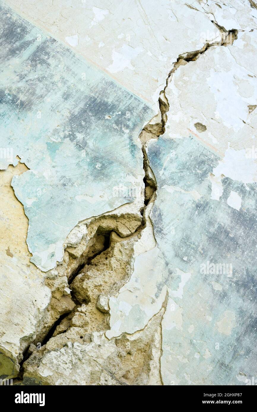 Großer Riss an der blauen Wand des alten Gebäudes, abstraktes Bild von diagonalem Riss, Detail. Folgen des Erdbebens. Speicherplatz kopieren. Selektiver Fokus. Stockfoto Großer Riss an der blauen Wand des alten Gebäudes, abstraktes Bild von diagonalem Riss, Detail. Folgen des Erdbebens. Speicherplatz kopieren. Selektiver Fokus. Stockfoto