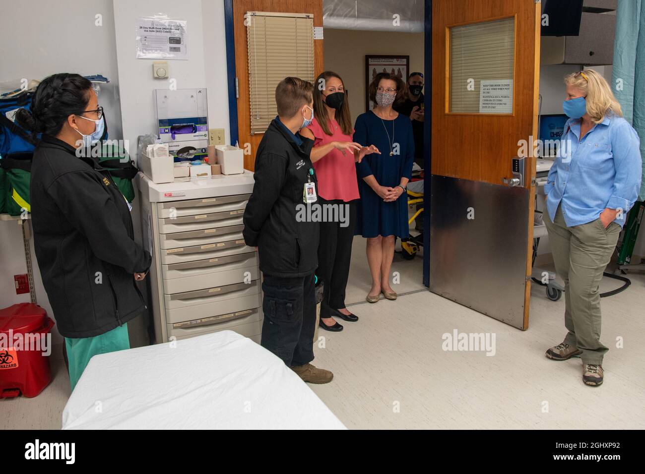 MARINESTÜTZPUNKT ROTA, Spanien (Sep. 05, 2021) Mrs. Hollyanne Milley, rechts, trifft sich mit Matrosen, die im U.S. Naval Hospital (USNH) Rota stationiert sind, während einer Tour der Naval Station (NAVSTA) Rota am 05. September 2021. NAVSTA Rota unterstützt die Mission des Außenministeriums, um die sichere Umsiedlung von US-Bürgern, Empfängern von Sondervisa für Immigration und gefährdeten Bevölkerungsgruppen aus Afghanistan zu erleichtern. (USA Navy Foto von Mass Communication Specialist 2nd Class John Owen) Stockfoto