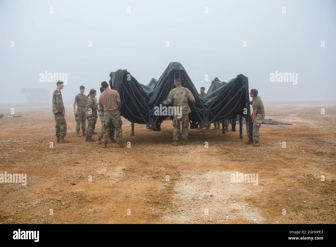 Soldaten der US-Armee vom 557. Medical Company Area Support, dem 421. Multifunktionalen medizinischen Bataillon, der 30. Medizinischen Brigade, helfen bei der Einrichtung von Zelten und anderen Einrichtungen im Camp Bondsteel, Kosovo, in Vorbereitung auf die Ankunft qualifizierter Reisender aus Afghanistan, 27. August 2021. Soldaten der 557. MCAS wurden am Sonntag und am Dienstag vor Ort im Kosovo eingesetzt. Das Verteidigungsministerium und das Außenministerium haben sich verpflichtet, die Evakuierung amerikanischer Bürger, Visa für Sondereinwanderer und anderer gefährdete Personen aus Afghanistan zu unterstützen. Stockfoto