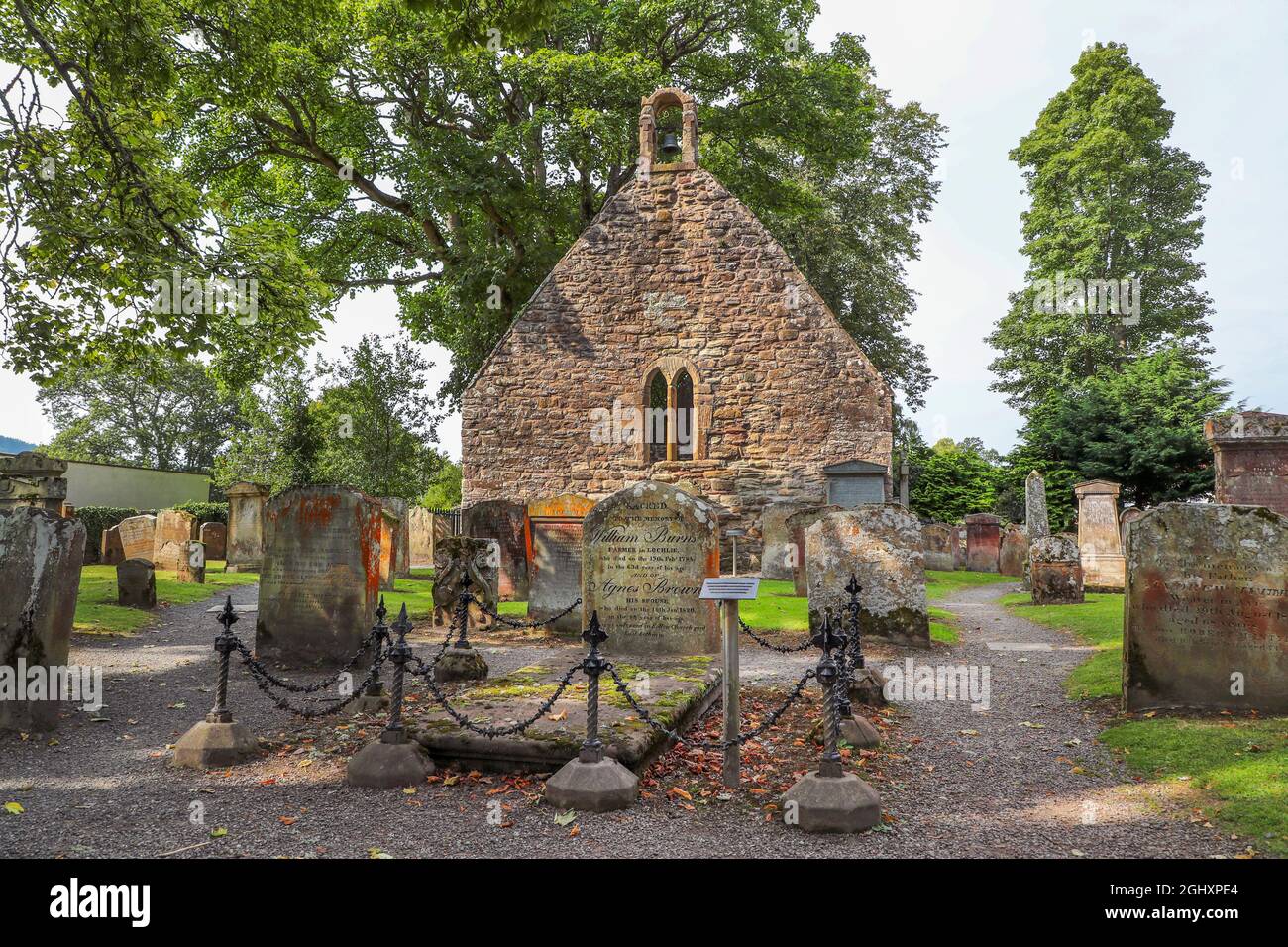 Alloway kirk mit dem Grabstein im Vordergrund, von William Burns und Agnes Brown , dem Vater und Mutter des schottischen Dichters Robert Burns, Ayr Stockfoto