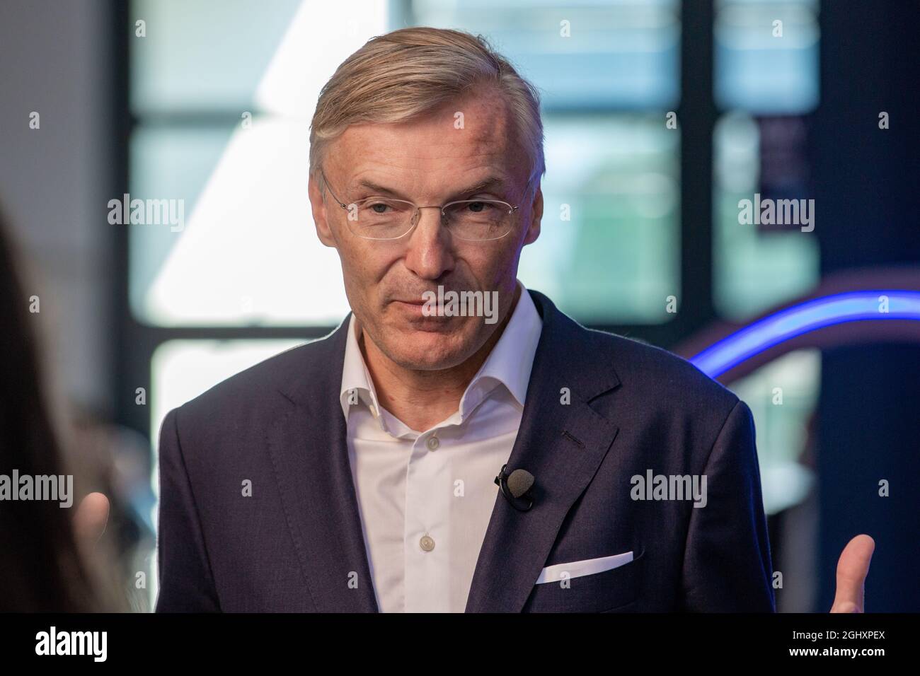 Wolf-Henning Scheider, der Vorstandvorsitzende von ZF Friedrichshafen, am ersten Tag ( 6. September 2021 ) der Internationalen Automobilausstellung ( IAA ) in München. Die IAA wird vom Verband der Automobilindustrie ( VDA ) organisiert und ist eine der größten und größten Automobilen weltweit. Themenschwerpunkt der IAA ist heuer die Mobilität der Zukunft und alternativ zum Verbrennungsmotor. Critiker*innen werfen der IAA Greenwashing für eine klimaschädliche Industrie vor. * der Geschäftsführer der ZF Friedrichshafen Wolf-Henning Scheider am ersten Tag ( 6. September 2021 ) der Internation Stockfoto