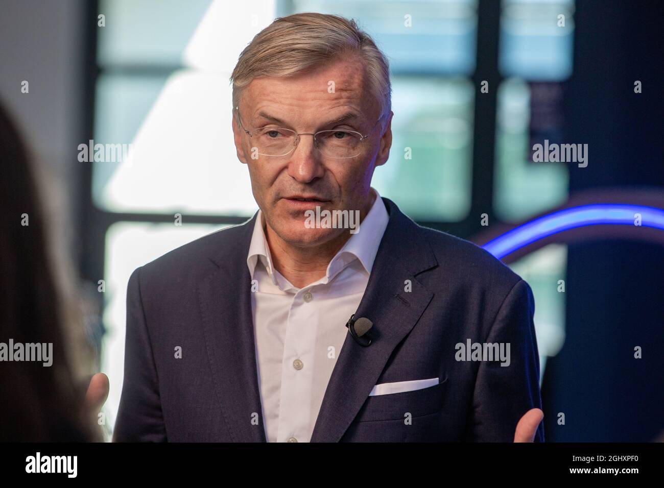 Wolf-Henning Scheider, der Vorstandvorsitzende von ZF Friedrichshafen, am ersten Tag ( 6. September 2021 ) der Internationalen Automobilausstellung ( IAA ) in München. Die IAA wird vom Verband der Automobilindustrie ( VDA ) organisiert und ist eine der größten und größten Automobilen weltweit. Themenschwerpunkt der IAA ist heuer die Mobilität der Zukunft und alternativ zum Verbrennungsmotor. Critiker*innen werfen der IAA Greenwashing für eine klimaschädliche Industrie vor. * der Geschäftsführer der ZF Friedrichshafen Wolf-Henning Scheider am ersten Tag ( 6. September 2021 ) der Internation Stockfoto
