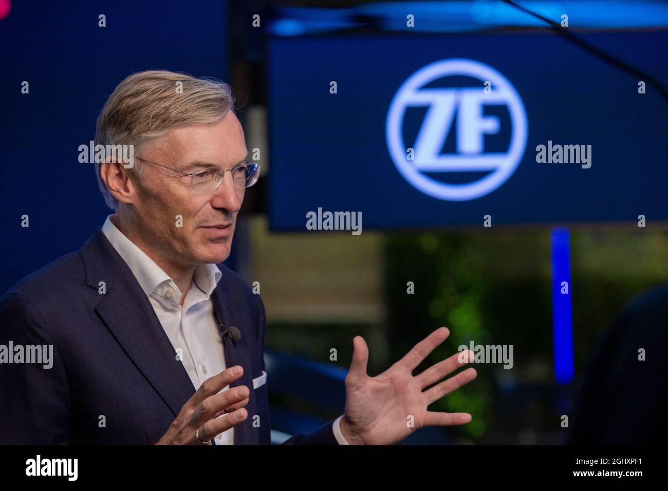 Wolf-Henning Scheider, der Vorstandvorsitzende von ZF Friedrichshafen, am ersten Tag ( 6. September 2021 ) der Internationalen Automobilausstellung ( IAA ) in München. Die IAA wird vom Verband der Automobilindustrie ( VDA ) organisiert und ist eine der größten und größten Automobilen weltweit. Themenschwerpunkt der IAA ist heuer die Mobilität der Zukunft und alternativ zum Verbrennungsmotor. Critiker*innen werfen der IAA Greenwashing für eine klimaschädliche Industrie vor. * der Geschäftsführer der ZF Friedrichshafen Wolf-Henning Scheider am ersten Tag ( 6. September 2021 ) der Internation Stockfoto