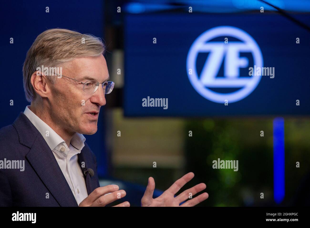 Wolf-Henning Scheider, der Vorstandvorsitzende von ZF Friedrichshafen, am ersten Tag ( 6. September 2021 ) der Internationalen Automobilausstellung ( IAA ) in München. Die IAA wird vom Verband der Automobilindustrie ( VDA ) organisiert und ist eine der größten und größten Automobilen weltweit. Themenschwerpunkt der IAA ist heuer die Mobilität der Zukunft und alternativ zum Verbrennungsmotor. Critiker*innen werfen der IAA Greenwashing für eine klimaschädliche Industrie vor. * der Geschäftsführer der ZF Friedrichshafen Wolf-Henning Scheider am ersten Tag ( 6. September 2021 ) der Internation Stockfoto