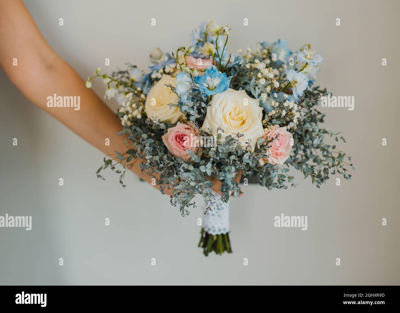 Crop Braut mit Blumenstrauß Stockfoto
