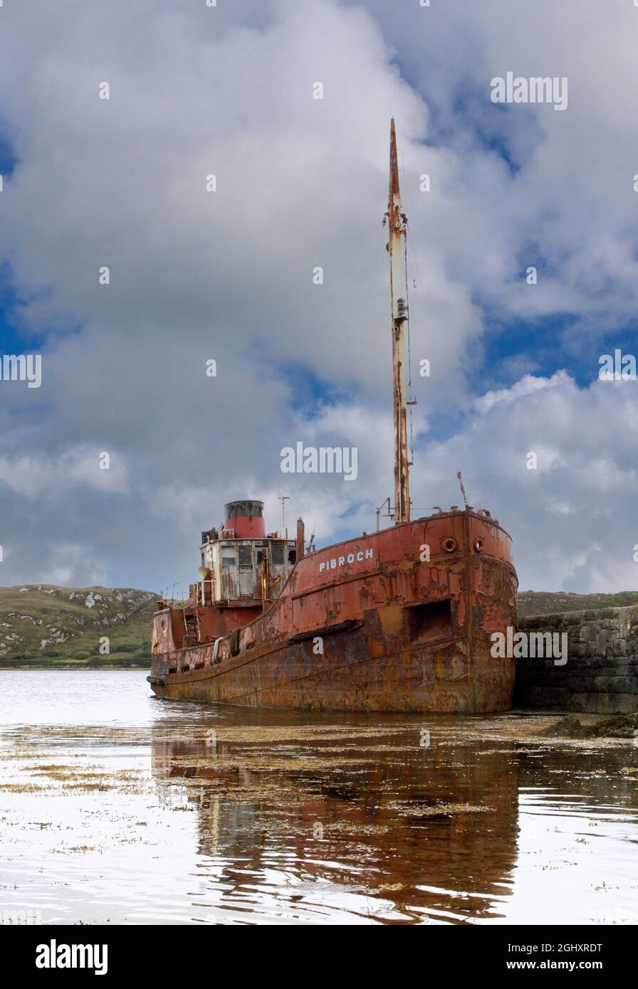 Das Wrack eines ehemaligen Clyde-Kugelschreiers namens Pibroch, der in Killar Harbour, Connemara, County Galway, Irland, vertäut war - gebaut als Diesel-motorisiertes Boot für die Scottish Malt Distillers in Glasgow im Jahr 1957. Stockfoto