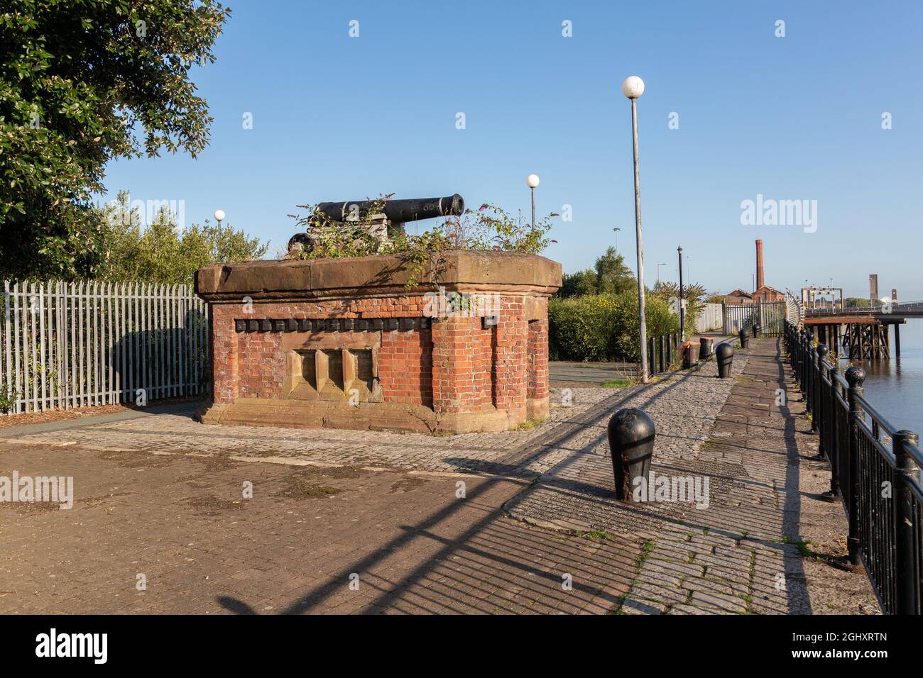 Birkenhead, Großbritannien: Die ein-Uhr-Kanone, in der Nähe des Morpeth Docks am Wirral Circular Trail. Wird verwendet, um ein Zeitsignal für den Versand über die Mersey zu liefern Stockfoto