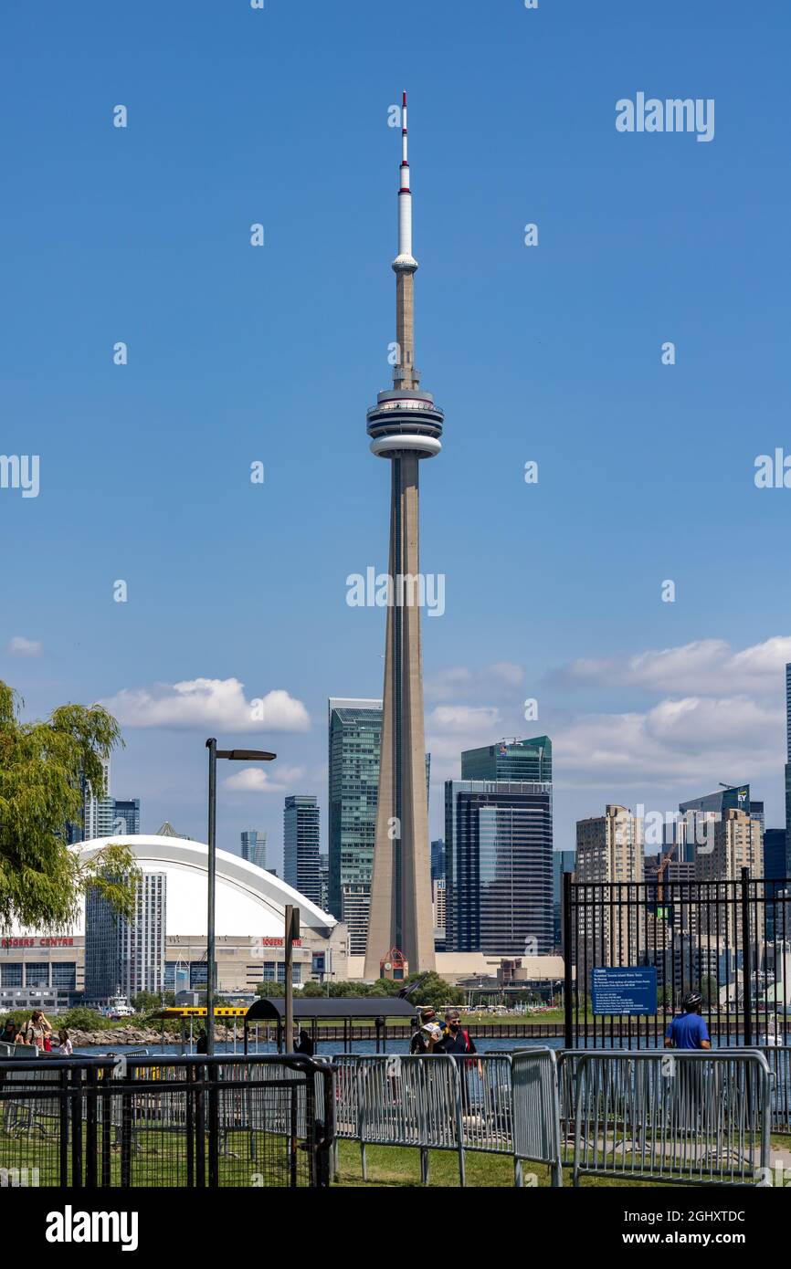 Toronto, Ontario, Kanada - 31 2021. Juli: Menschen steigen aus einem Wassertaxi-Stand am Lake Ontario, mit CN Tower und Toronto Skyline im Hintergrund Stockfoto