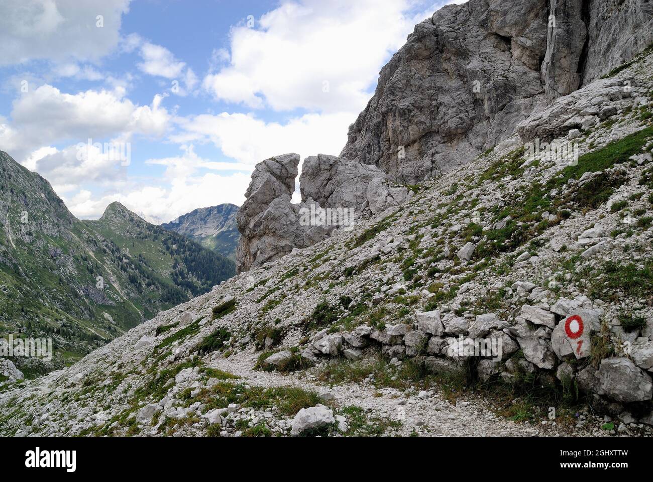 Slowenien, Lepena-Tal, Triglav-Nationalpark. Pfad zum Berg Krn und zum Berg Batognica. Seltsame fingerförmige Felsformationen in der Umgebung von Bergkarst. Das von den Bergen Krn, Batognica und Peski abgegrenzte Gebiet ist ein weites, strenges Hochplateau, auf dem Wege nicht so gut verfolgt werden. Stockfoto