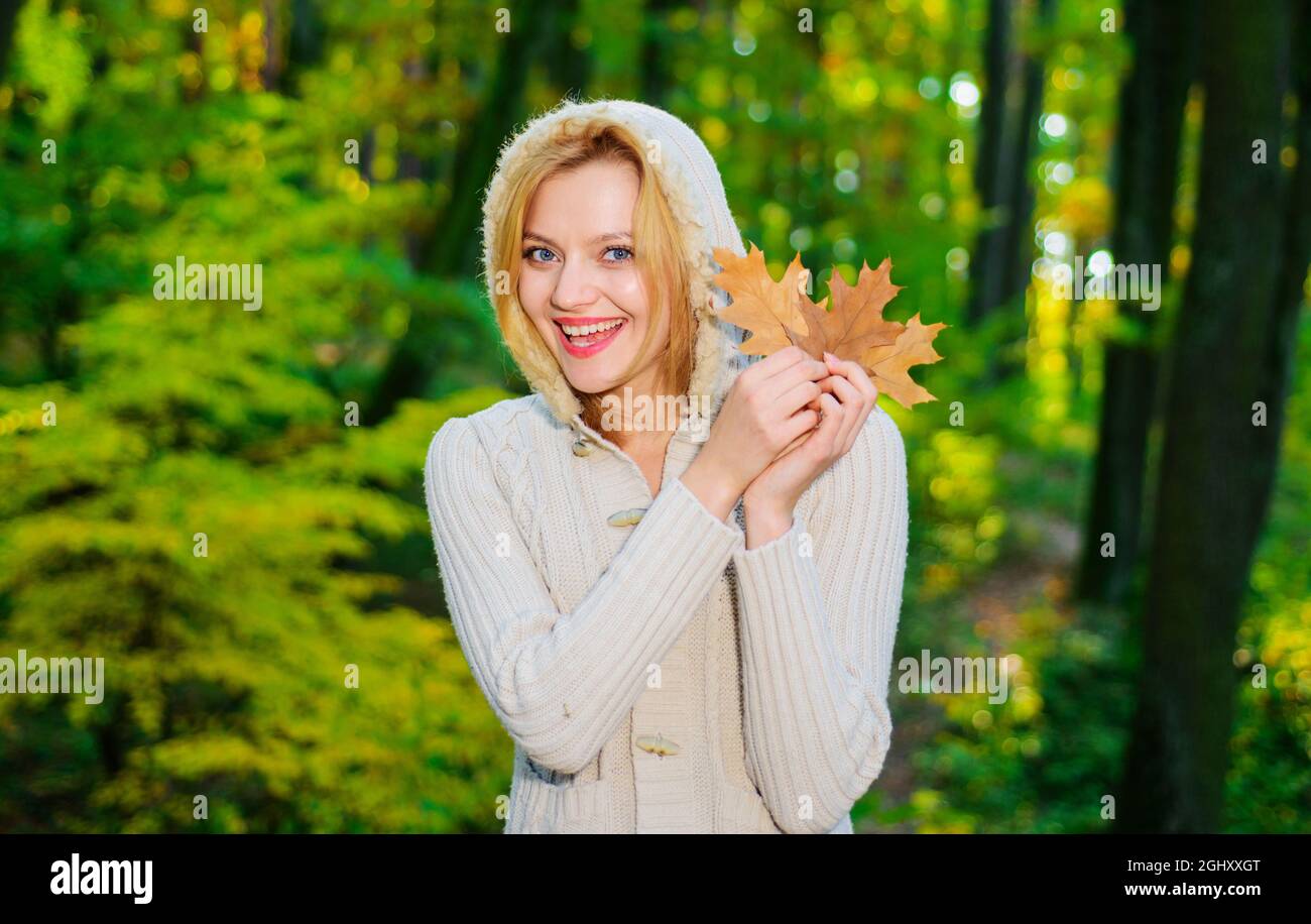 Herbst Frau im Herbst Park. Warmes, sonniges Wetter. Glückliches Mädchen, das mit gelben Blättern spielt. Weibliche Herbstmode. Stockfoto