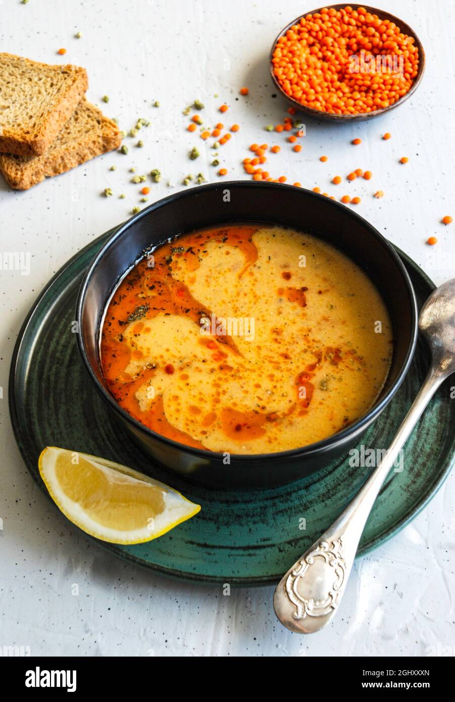 Linsensuppe mit Zitrone Stockfoto