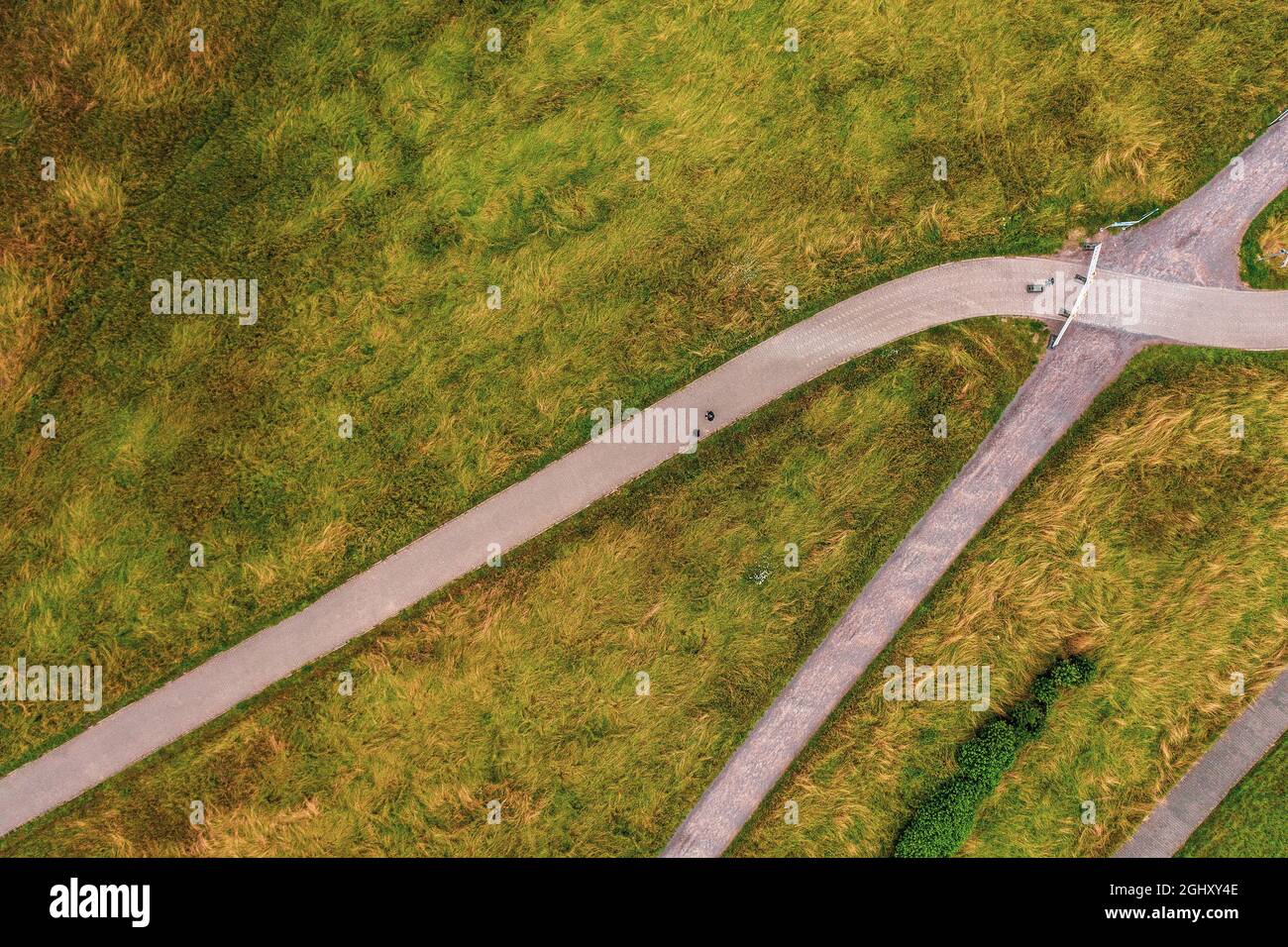 Wanderwege, die mit einer Drohne fotografiert wurden. Drohnenfotografie. Stockfoto