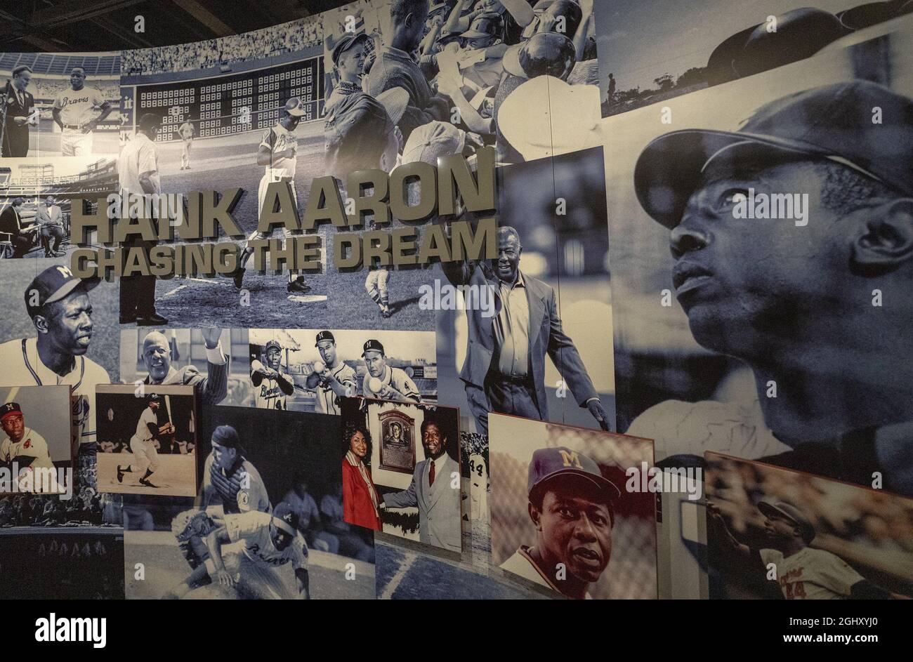 Cooperstown, Usa. September 2021. Am Dienstag, den 7. September 2021, wird in der Hall of Fame des Major League Baseballspieles in Cooperstown, New York, eine Ausstellung gezeigt, in der Hank Aaron den Babe Ruth Rekord der meisten Heimläufe verfolgt. Derek Jeter, Ted Simmons, Larry Walker und Marvin Miller, der Gewerkschaftsführer der Spieler, werden am 8. September in den HOF aufgenommen. Foto von Pat Benic/UPI Credit: UPI/Alamy Live News Stockfoto