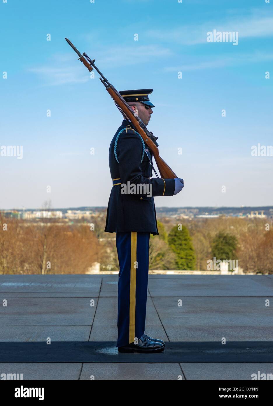 Ein Bild eines Soldaten am Grab des unbekannten Soldaten auf dem Nationalfriedhof von Arlington. Stockfoto