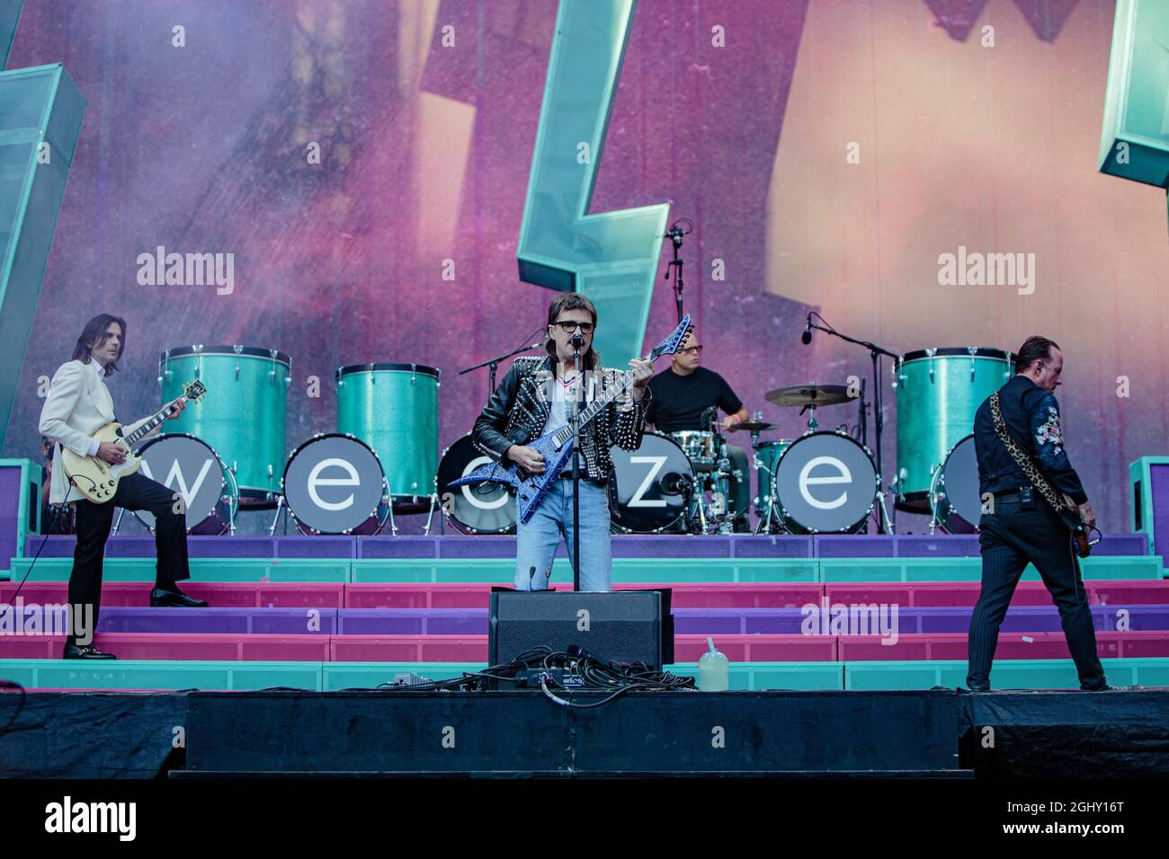 Seattle, WA - 06. SEPTEMBER 2021 : die Rockband Weezer tritt während der Hella Mega Tour im T-Mobile Park am 06. September 202 1 in Seattle, Washington, vor ausverkauften Zuschauern auf. Photo Xander Decchio/imageSPACE/MediaPunch Stockfoto